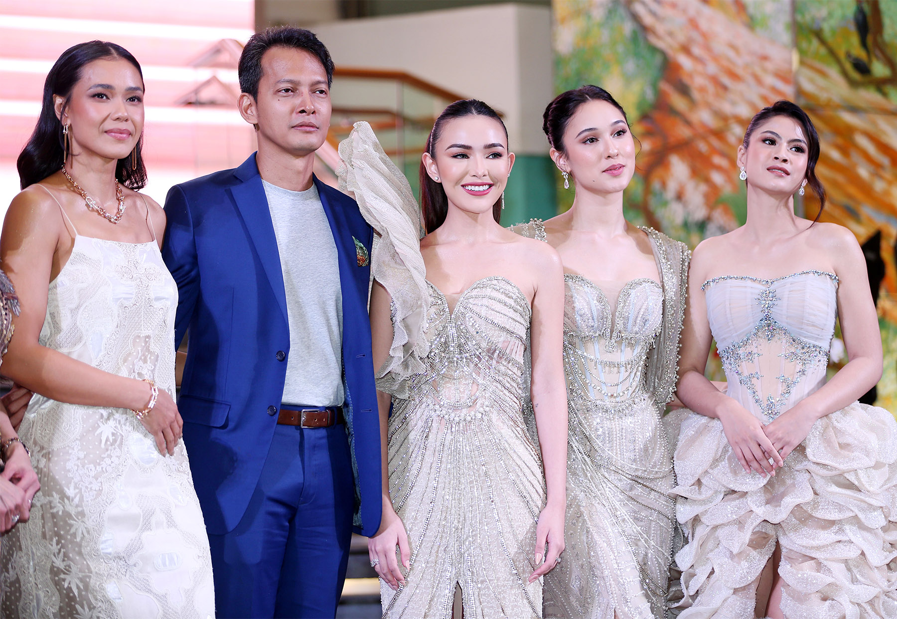 Adinia Wirasti (kiri), Fedi Nuril, Amanda Manopo, Yasmin Napper, dan Hana Saraswati dalam konferensi pers di Thamrin, Jakarta, Rabu (30/10) malam. (Imam Husein/Jawa Pos)