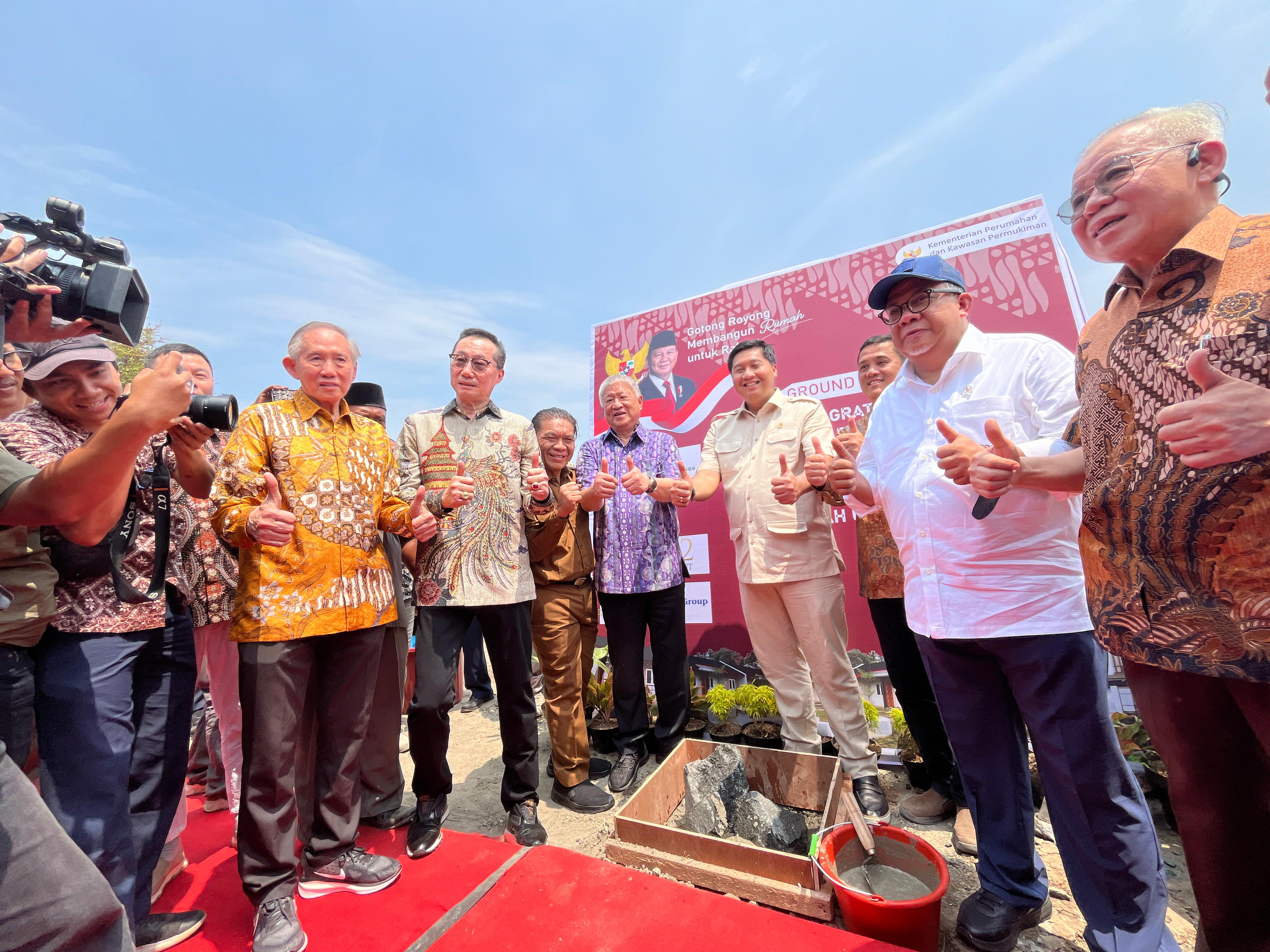 Menteri Perumahan dan Kawasan Perumahan (PKP), Maruarar Sirait dan Bos Agung Sedayu Group (ASG) Sugianto Kusuma alias Aguan secara resmi melakukan peletakan batu pertama atau ground breaking.