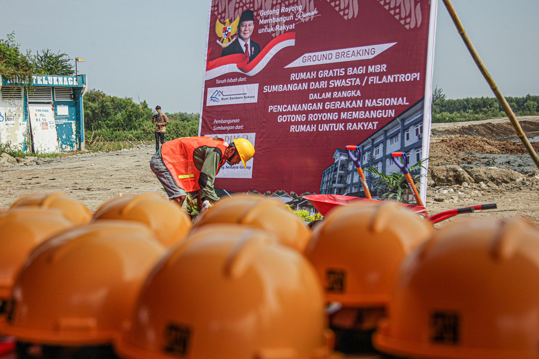 Pekerja beraktifitas di lokasi groundbreaking pembangunan program pembangunan rumah gratis bagi masyarakat berpenghasilan rendah (MBR) Desa Sukawali, Kecamatan Pakuhaji, Kabupaten Tangerang, Jumat (01/11/2024).