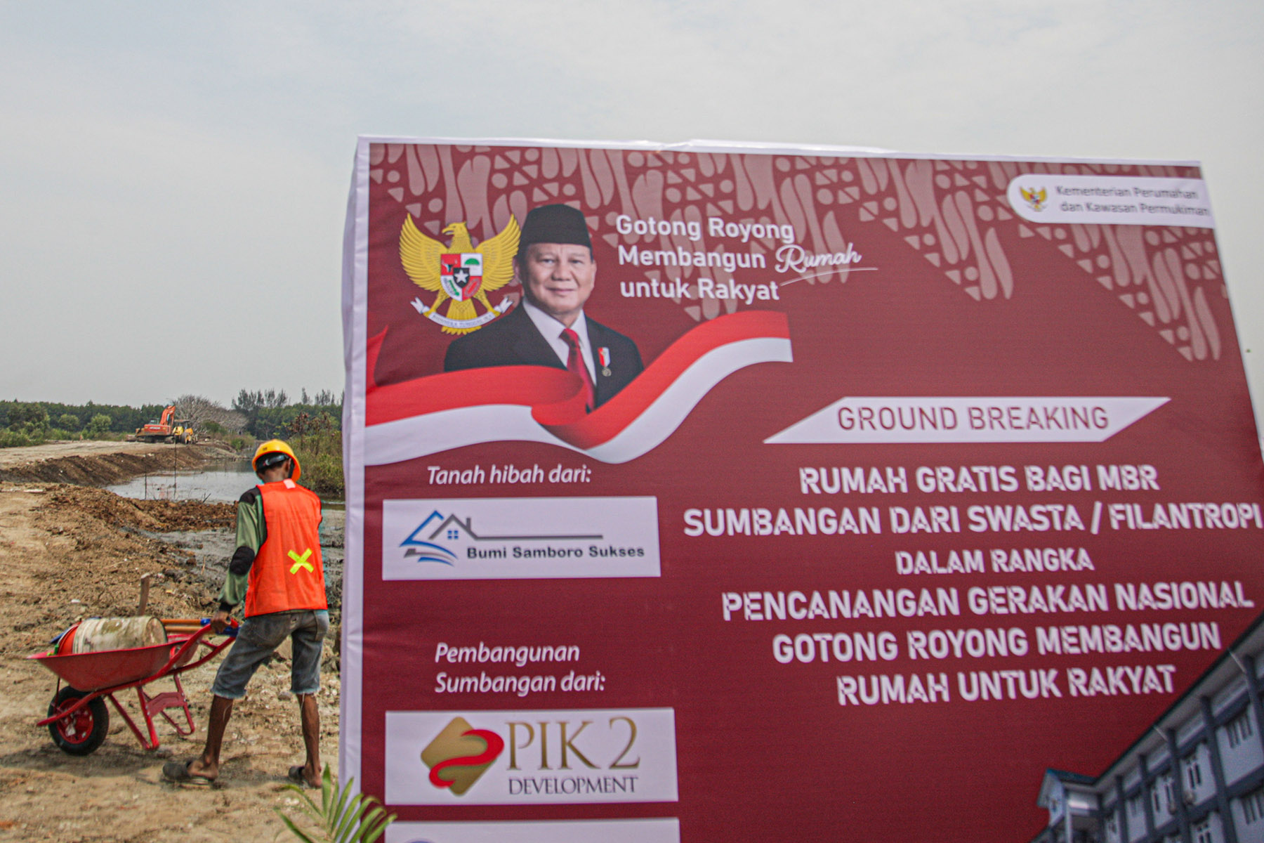Pekerja beraktifitas di lokasi groundbreaking pembangunan program pembangunan rumah gratis bagi masyarakat berpenghasilan rendah (MBR) Desa Sukawali, Kecamatan Pakuhaji, Kabupaten Tangerang, Jumat (01/11/2024).