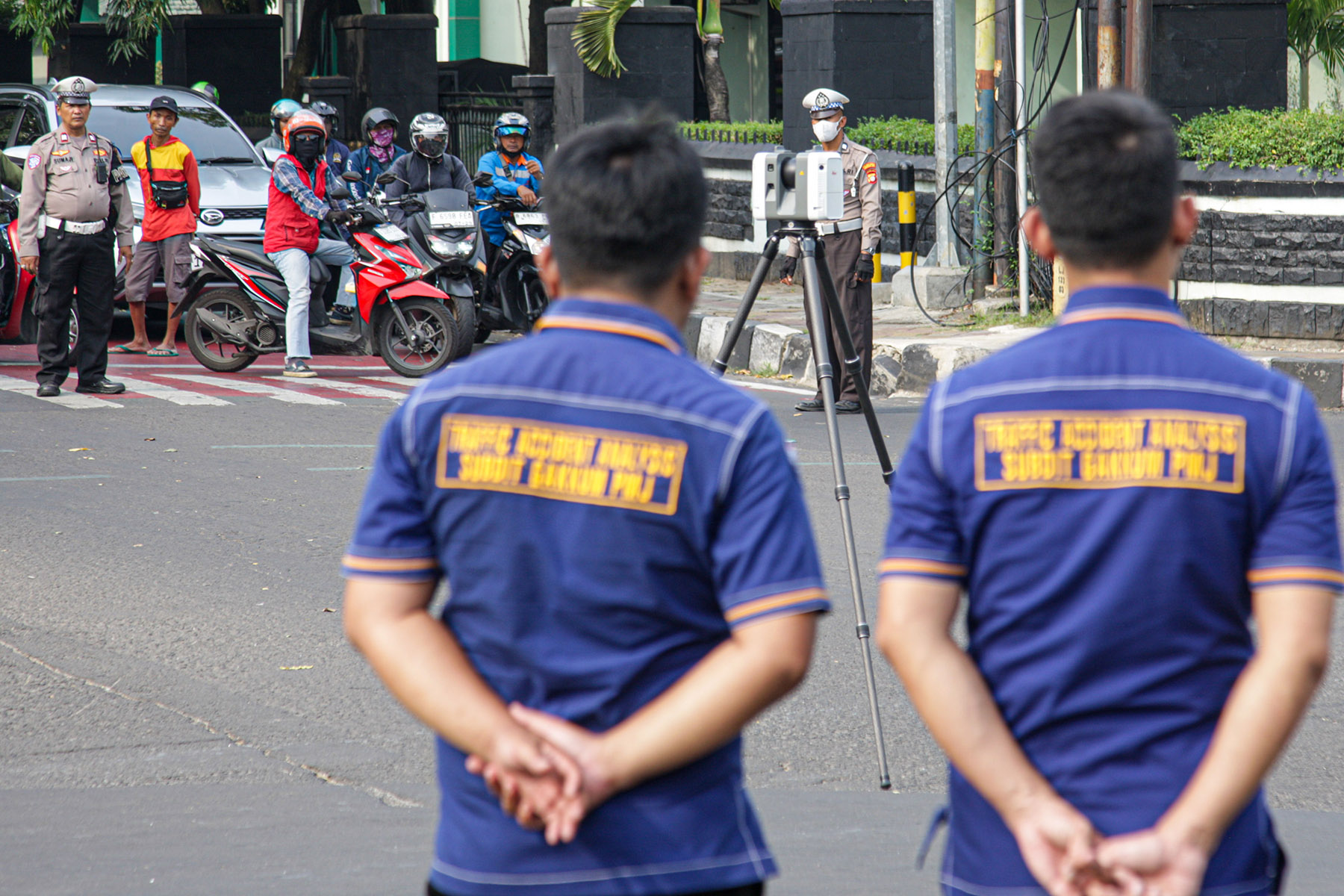 Petugas Kepolisian bersama Traffict Accident Analysis Subdit Gakum PMJ melakukan olah tempat kejadian perkara (TKP) menggunakan 3D Ladder Scan untuk memindai kecelakaan truk di Tugu Adipura, Kota Tangerang, Jumat (01/11/2024).