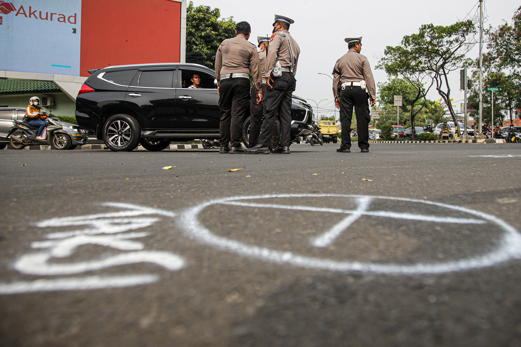 Petugas Kepolisian bersama Traffict Accident Analysis Subdit Gakum PMJ melakukan olah tempat kejadian perkara (TKP) kecelakaan truk di Tugu Adipura, Kota Tangerang, Jumat (01/11/2024).