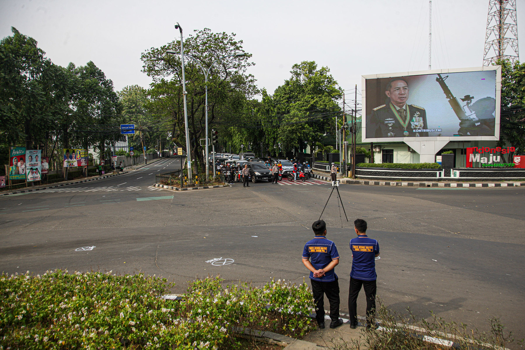 Petugas Kepolisian bersama Traffict Accident Analysis Subdit Gakum PMJ melakukan olah tempat kejadian perkara (TKP) menggunakan 3D Ladder Scan untuk memindai kecelakaan truk di Tugu Adipura, Kota Tangerang, Jumat (01/11/2024).