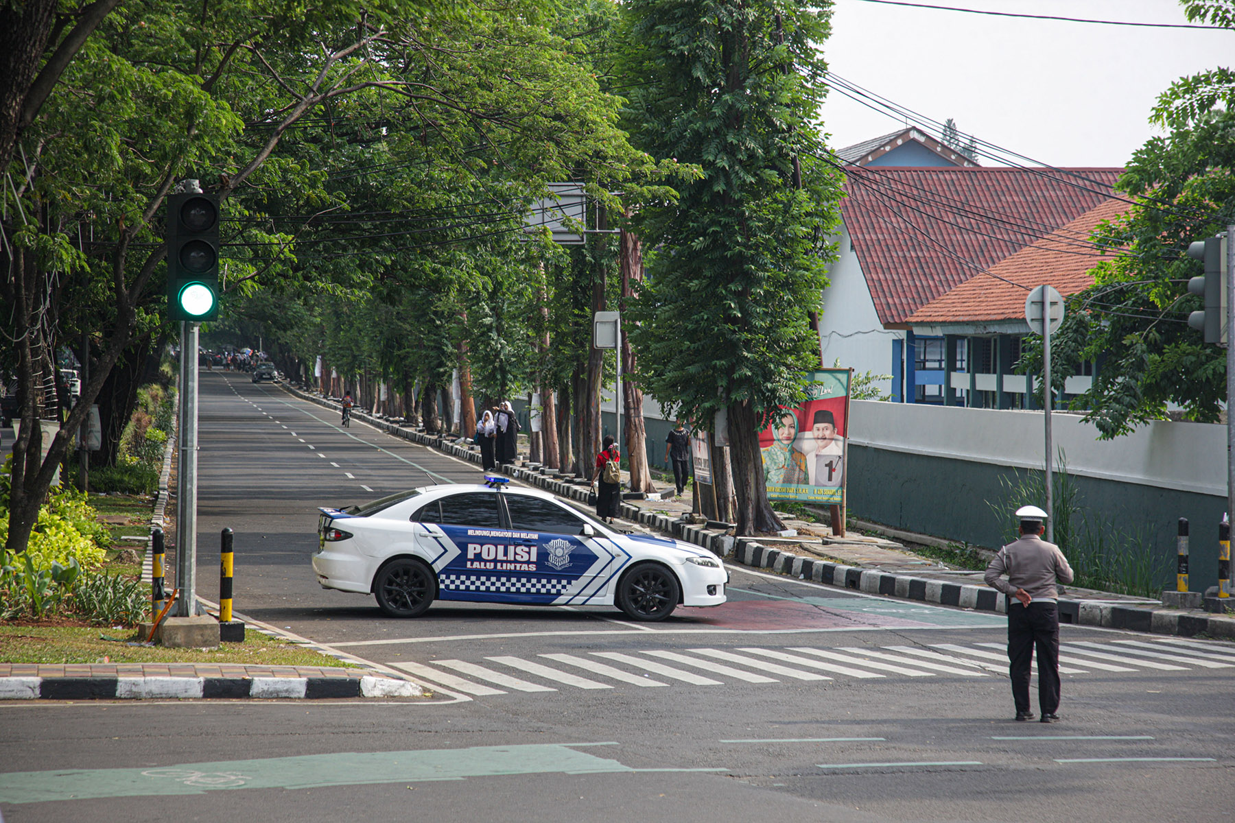 Petugas Kepolisian bersama Traffict Accident Analysis Subdit Gakum PMJ melakukan olah tempat kejadian perkara (TKP) menggunakan 3D Ladder Scan untuk memindai kecelakaan truk di Tugu Adipura, Kota Tangerang, Jumat (01/11/2024).