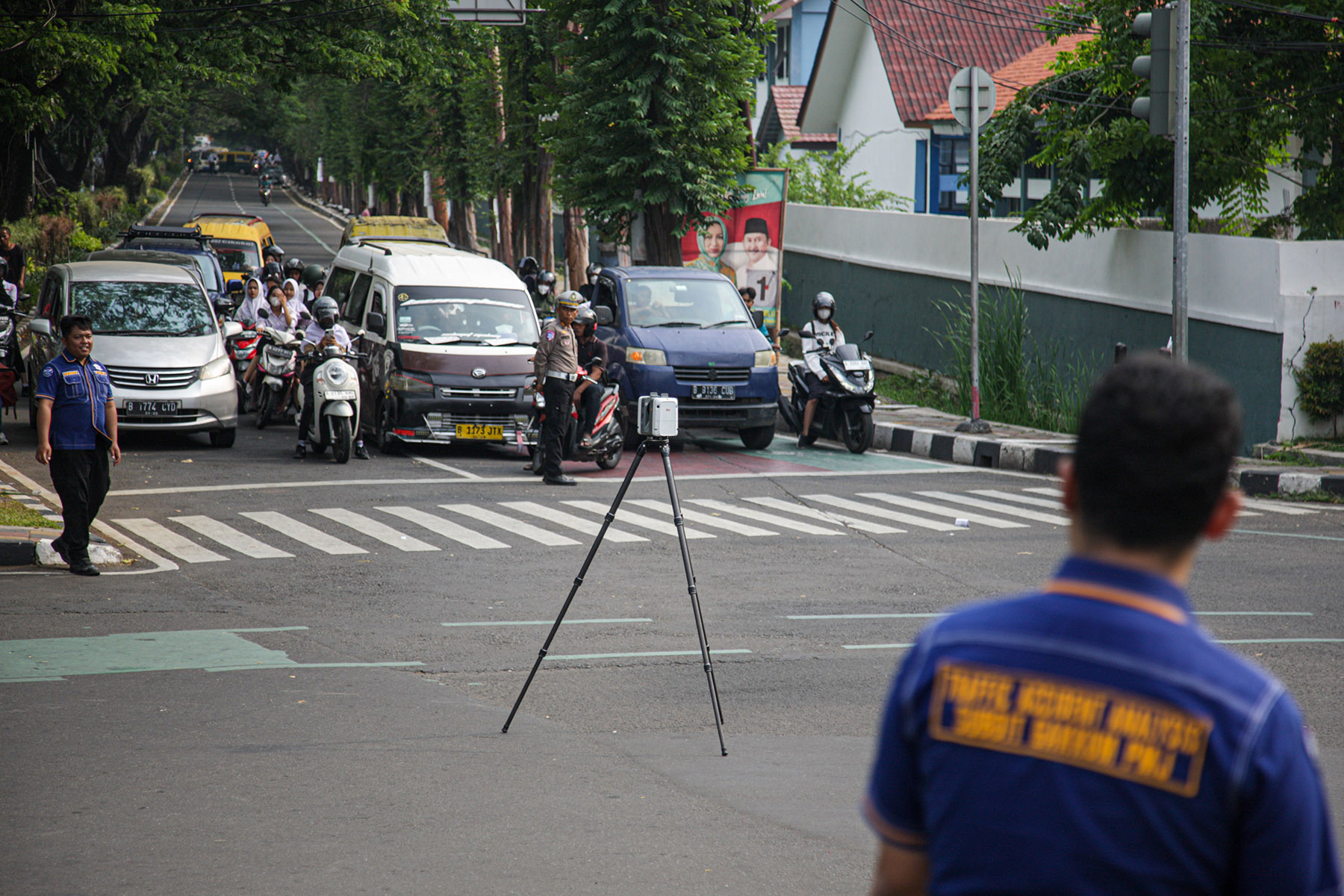 Petugas Kepolisian bersama Traffict Accident Analysis Subdit Gakum PMJ melakukan olah tempat kejadian perkara (TKP) menggunakan 3D Ladder Scan untuk memindai kecelakaan truk di Tugu Adipura, Kota Tangerang, Jumat (01/11/2024).