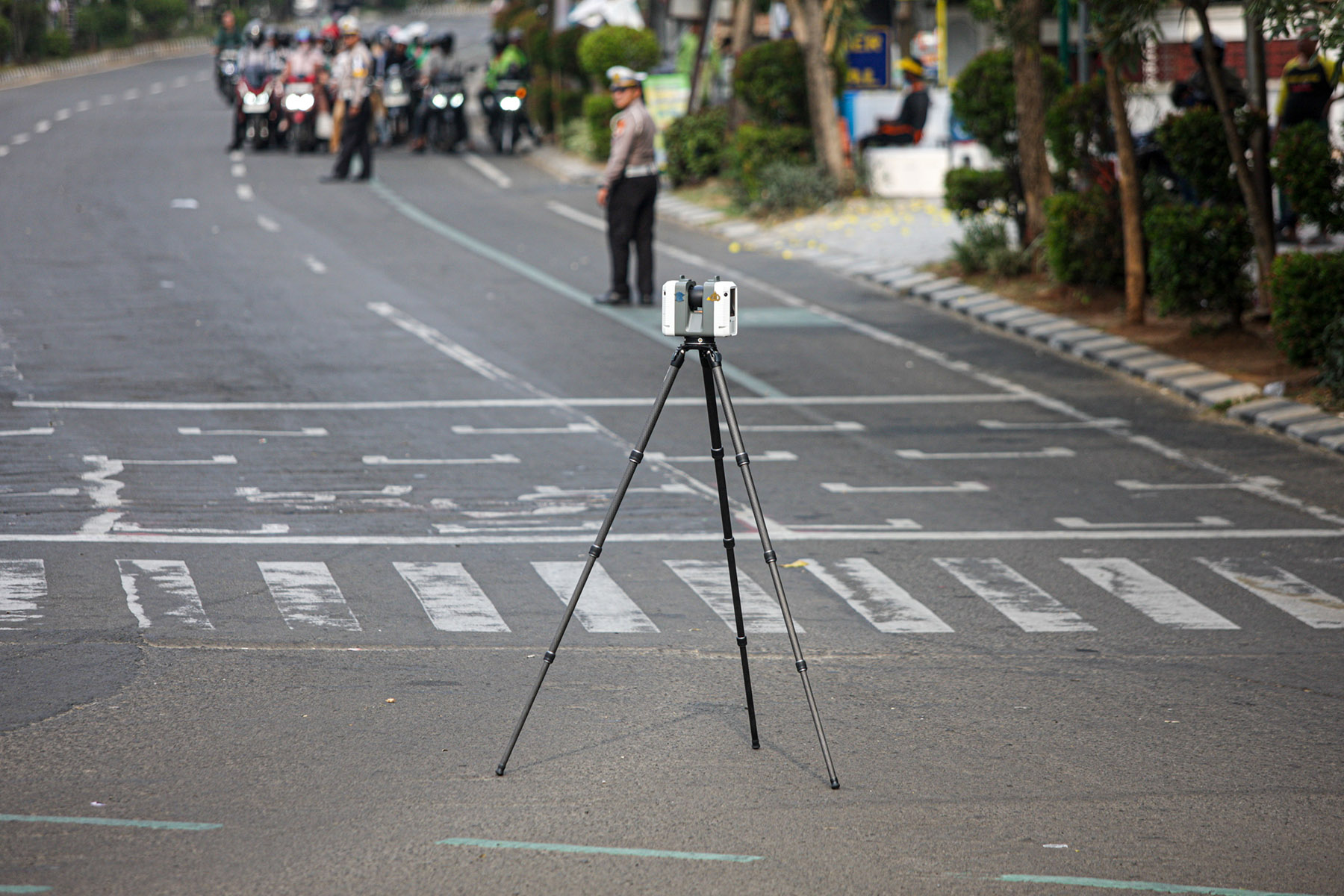 Petugas Kepolisian bersama Traffict Accident Analysis Subdit Gakum PMJ melakukan olah tempat kejadian perkara (TKP) menggunakan 3D Ladder Scan untuk memindai kecelakaan truk di Tugu Adipura, Kota Tangerang, Jumat (01/11/2024).