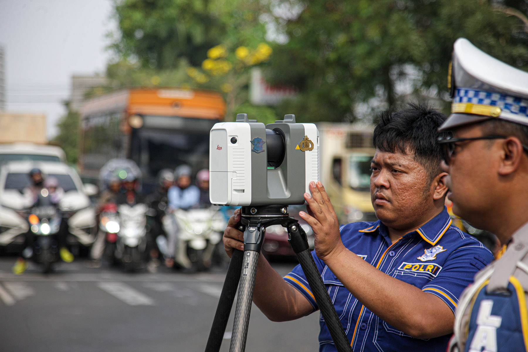 Petugas Kepolisian bersama Traffict Accident Analysis Subdit Gakum PMJ melakukan olah tempat kejadian perkara (TKP) menggunakan 3D Ladder Scan untuk memindai kecelakaan truk di Tugu Adipura, Kota Tangerang, Jumat (01/11/2024).