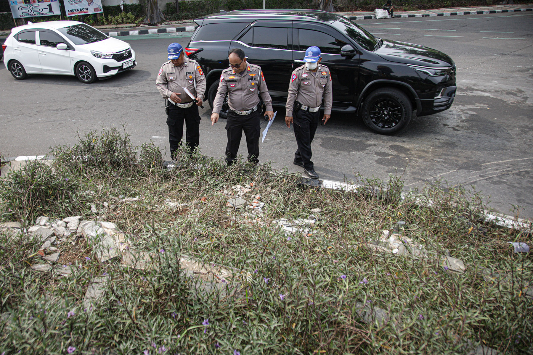 Petugas Kepolisian bersama Traffict Accident Analysis Subdit Gakum PMJ melakukan olah tempat kejadian perkara (TKP) kecelakaan truk di Tugu Adipura, Kota Tangerang, Jumat (01/11/2024).