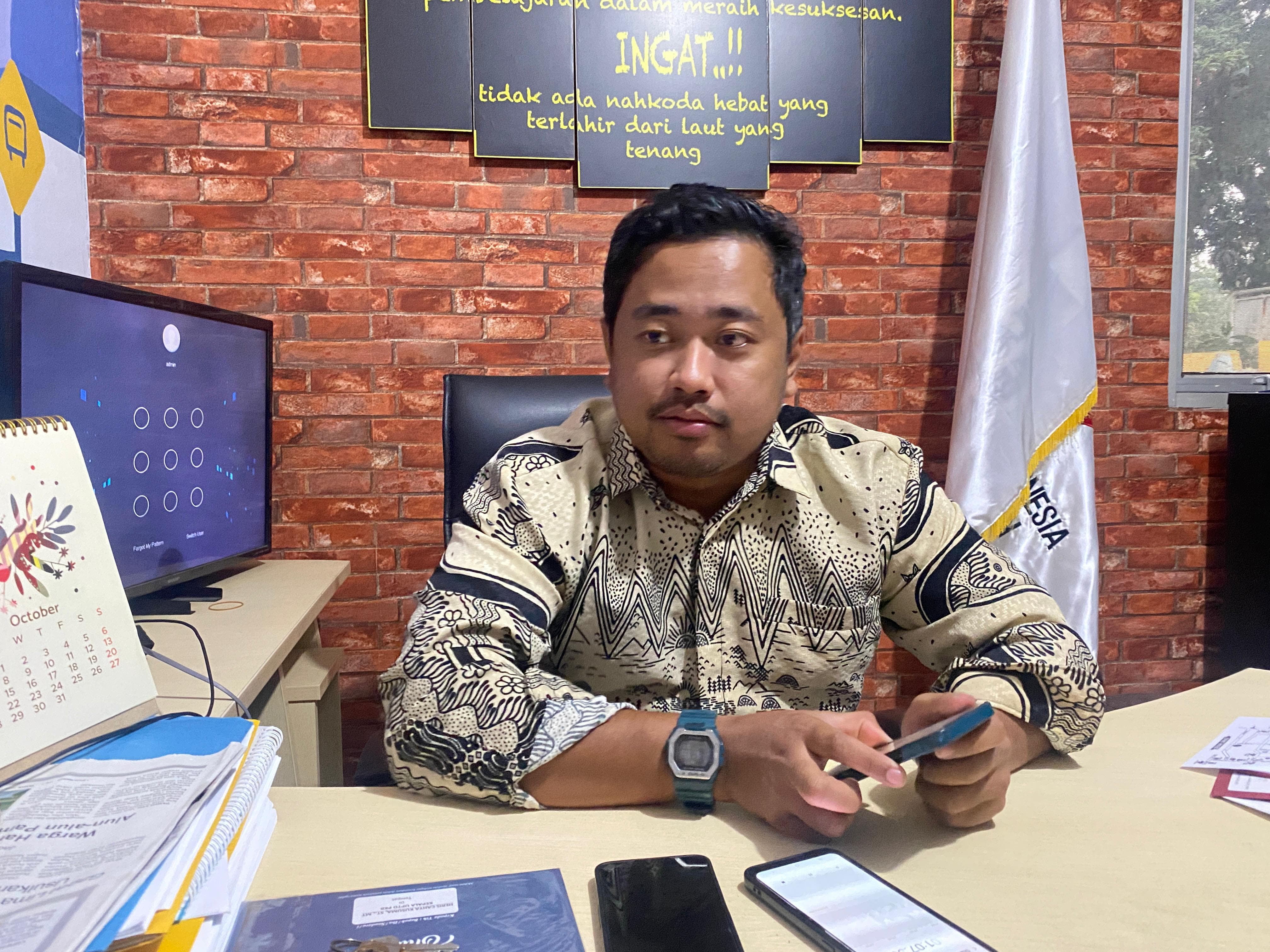 Kepala UPT PKB Dishub Kota Tangsel Heris Cahya Kusuma saat diwawancarai di kantor UPT PKB Dishub Kota Tangsel, Kecamatan Setu, kemarin (31/10).