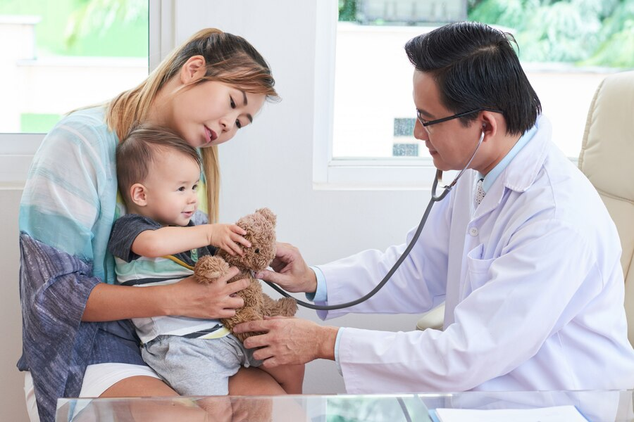 Ilustrasi seorang anak sedang diperiksa oleh dokter anak. (Dok.Freepik)