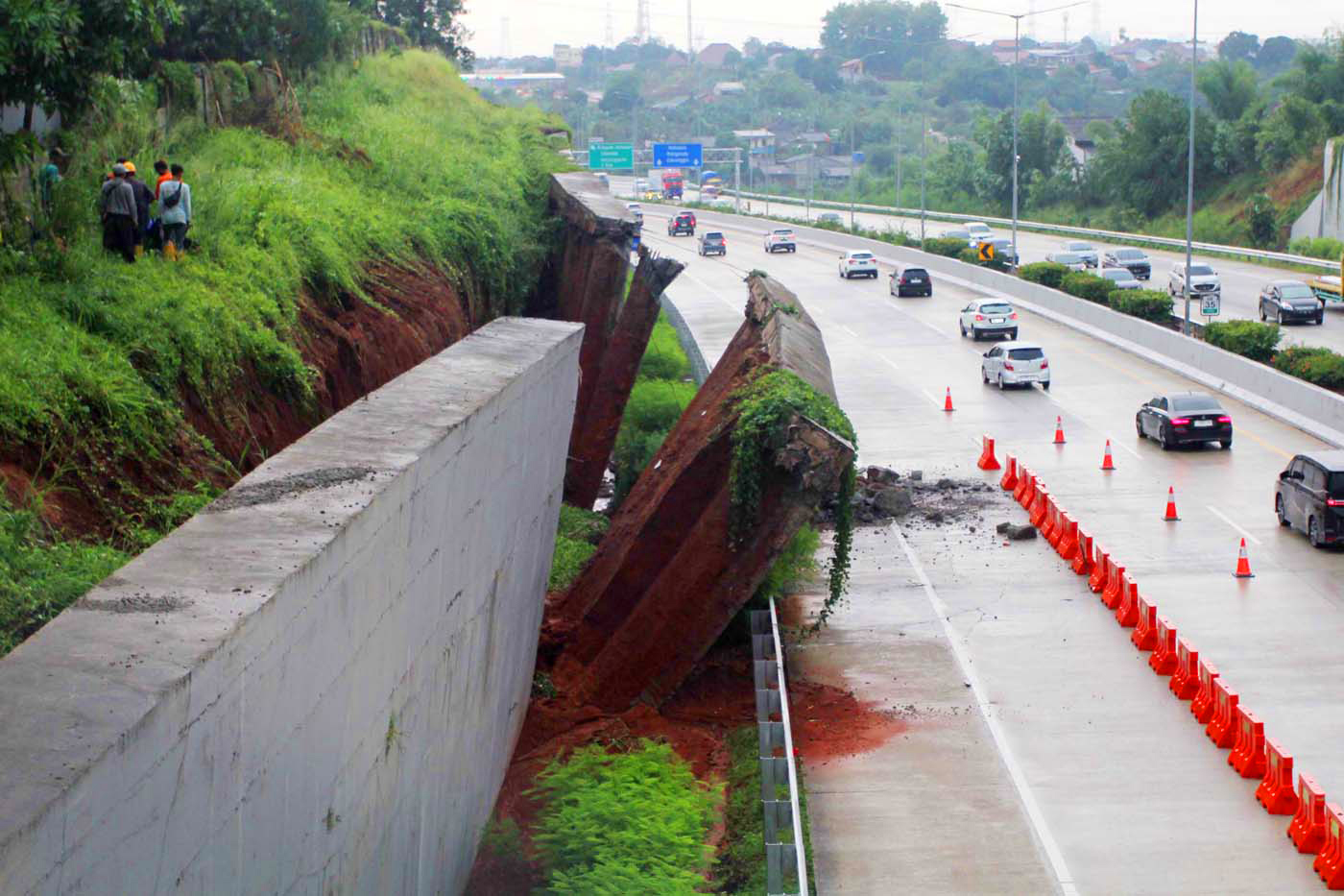 Dinding tembok pembatas ambrol di ruas Tol Cinere, Depok, Sabtu (02/11/2024). Diketahui, saat ini kondisi di beberapa wilayah Jabodetabek memang diguyur hujan. (Dery Ridwansah/ JawaPos.com)
