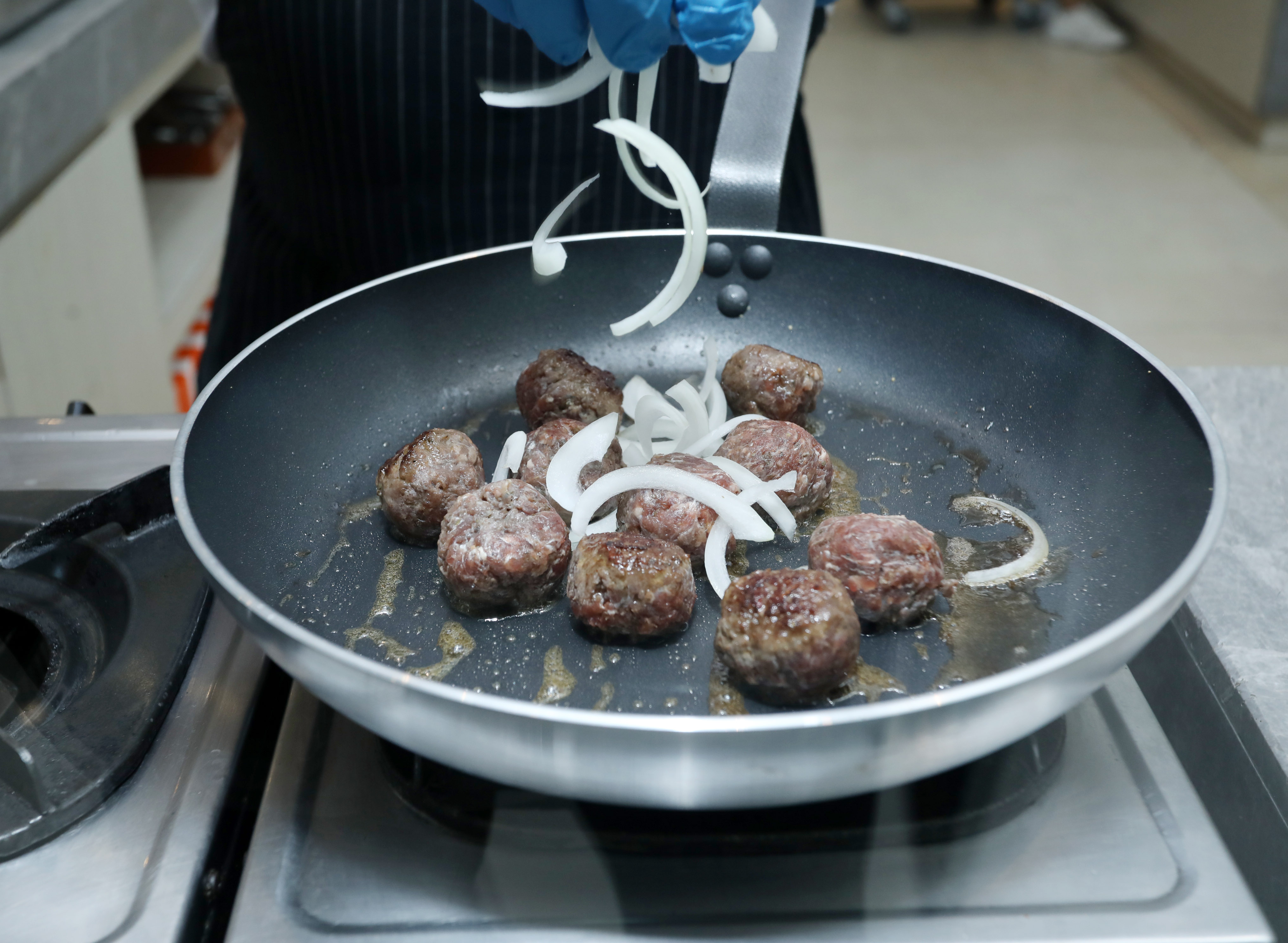 Sajian K&ouml;ttbullar atau Swedish meatball ini kaya cita rasa dari rempah aromatik antara lain rosemary, thyme, dan pala.