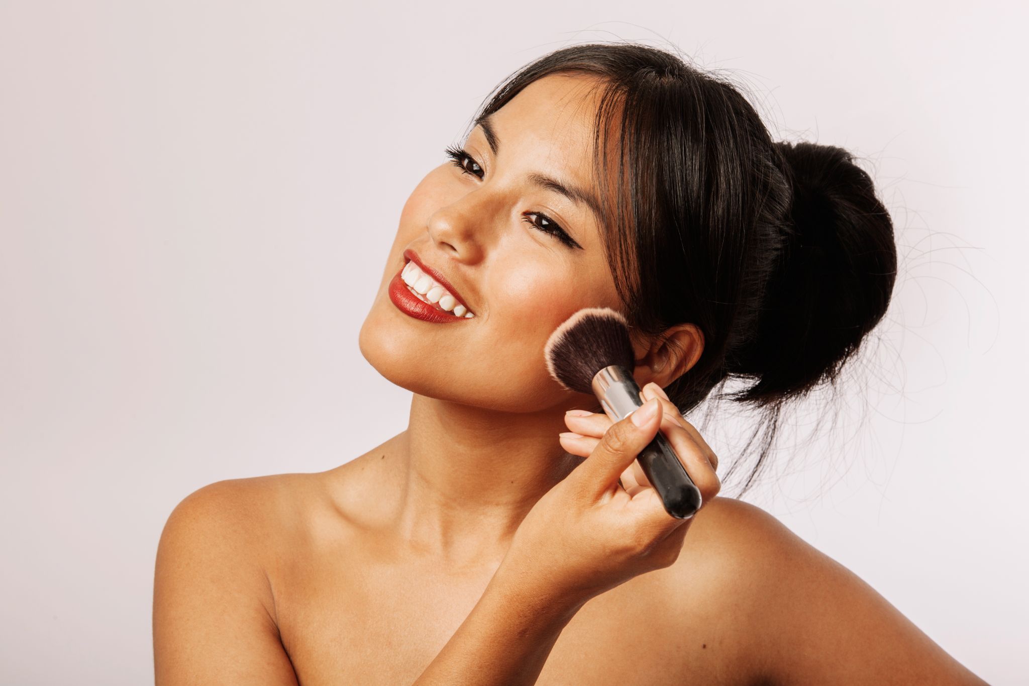Ilustrasi orang memakai makeup
