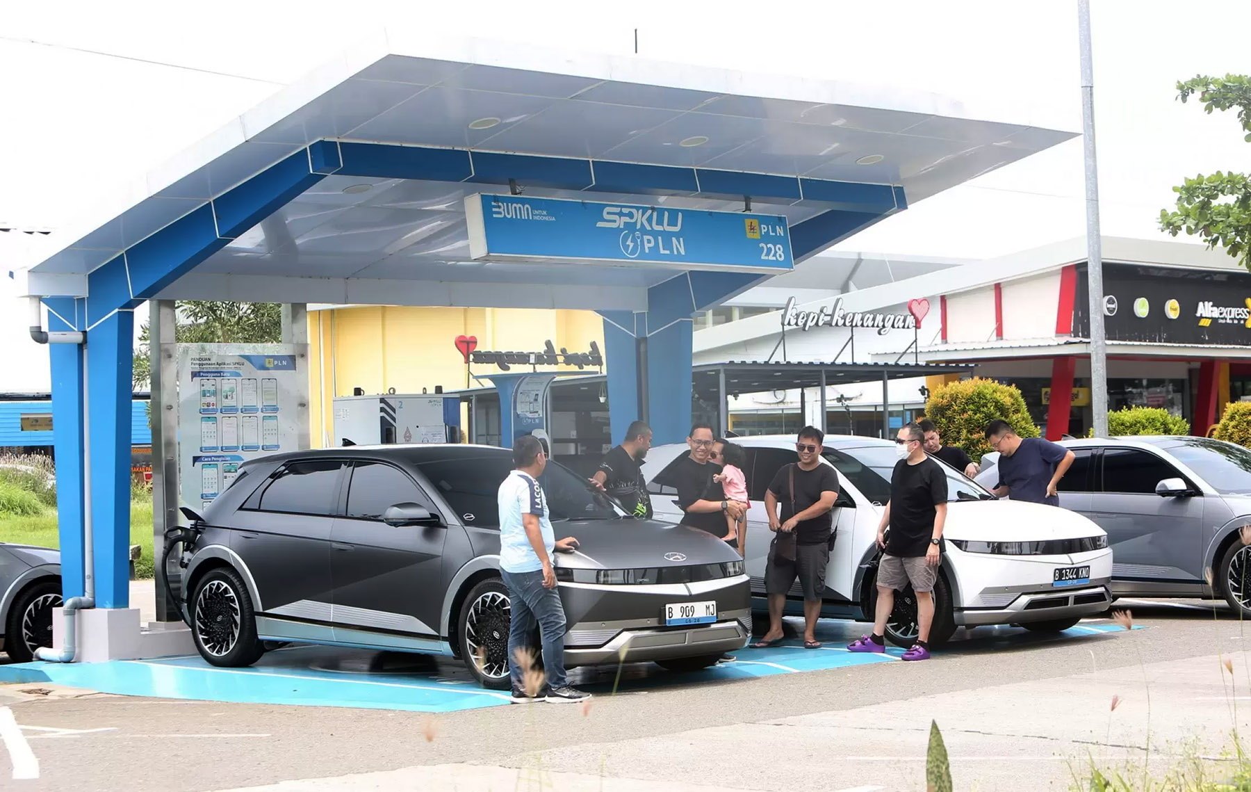 Mobil listrik terparkir di SPKLU. (M. Ali/Jawa Pos)