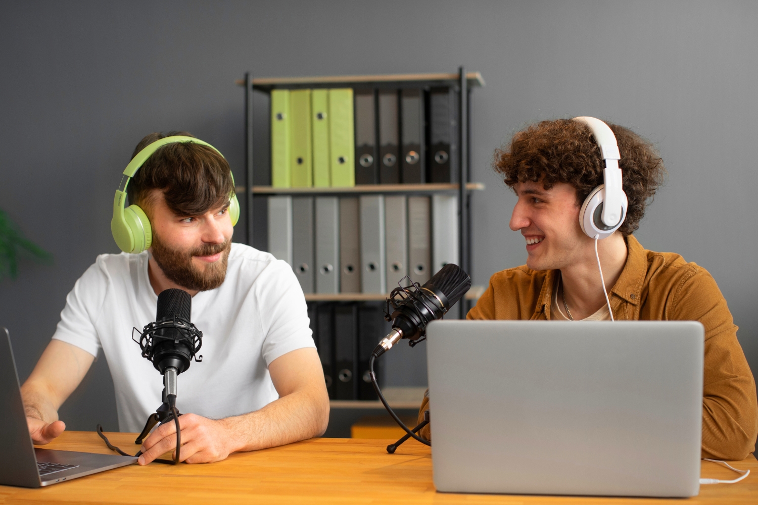 Ilustrasi podcaster
