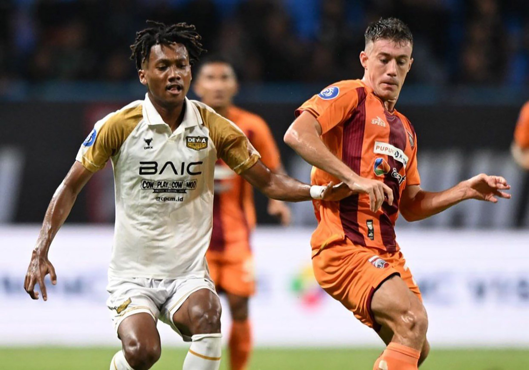 Aksi pemain Dewa United Alta Ballah (kiri) berduel dengan pemain Borneo FC (Dok. borneofc.id)