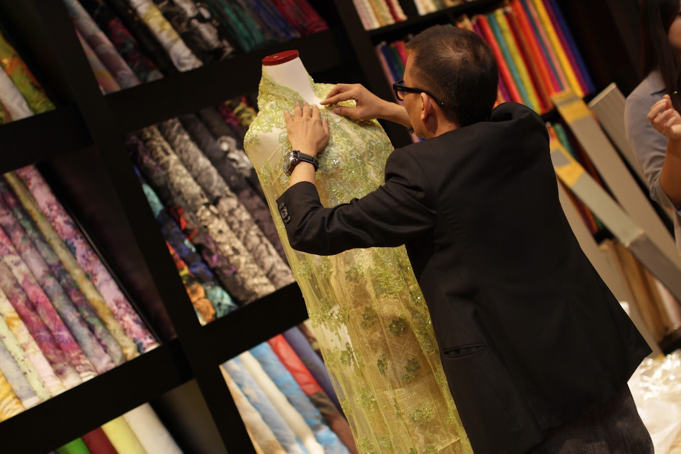 Membuat siluet baju pada manekin (Dok. Google Maps/Pronto Moda Square Bintaro)
