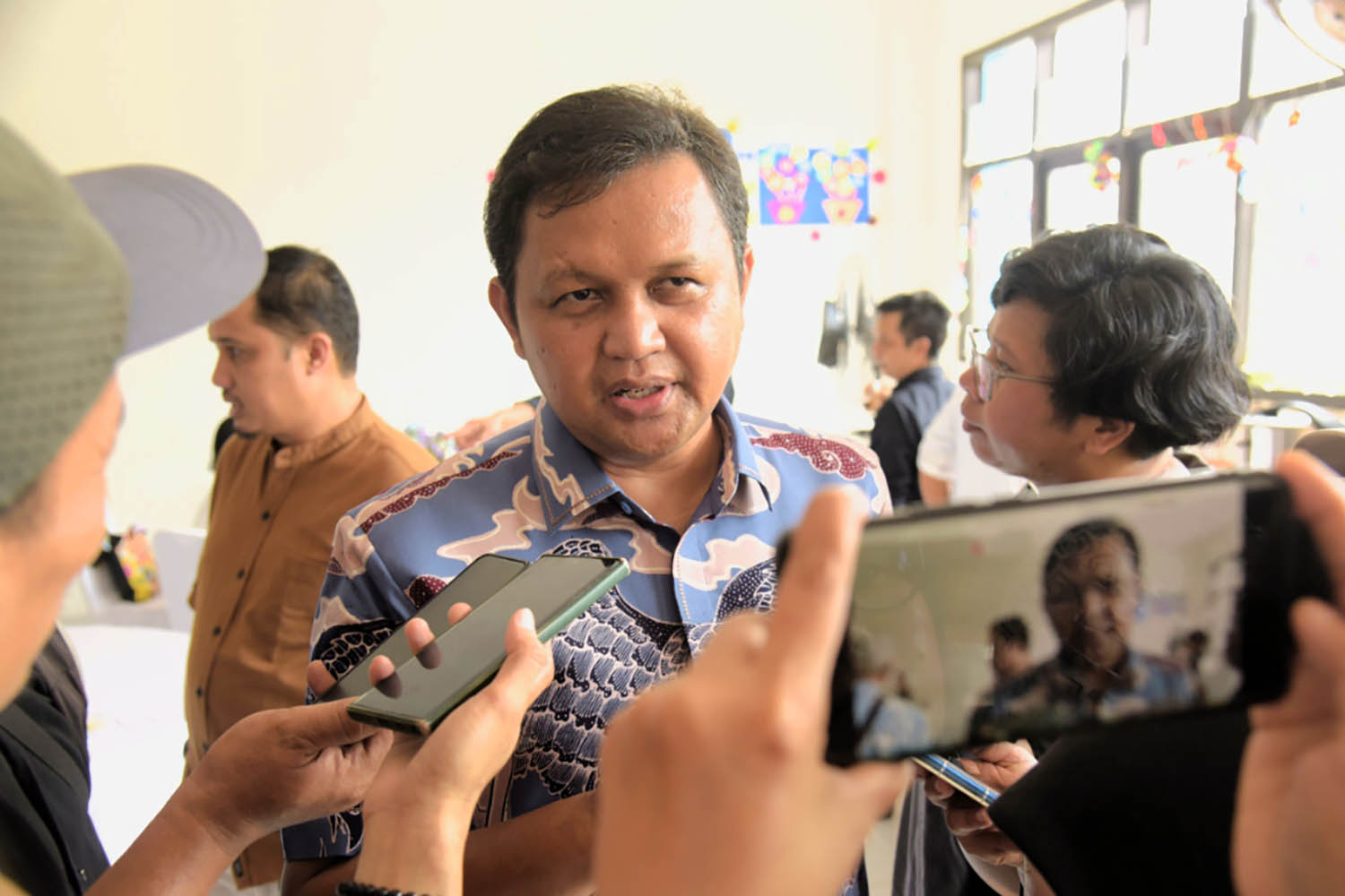 Kepala Dinas Pendidikan Kota Tangsel Deden Deni saat dimintai keterangan mengenai beasiswa. (Dok. Humas Pemkot Tangsel)