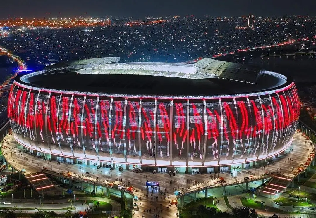 Jakarta International Stadium (JIS) pada malam hari. (Dok. Haritsah Almudatsir/Jawa Pos)