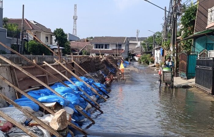 Foto tanggul sungai di Komplek Taman Mangu Indah. (Dok. Satelit News)