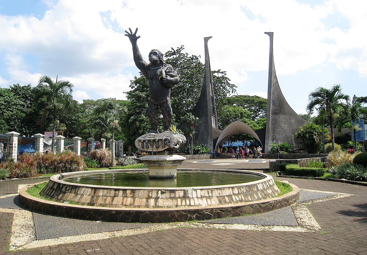Tugu Gerbang Masuk Taman Margasatwa Ragunan