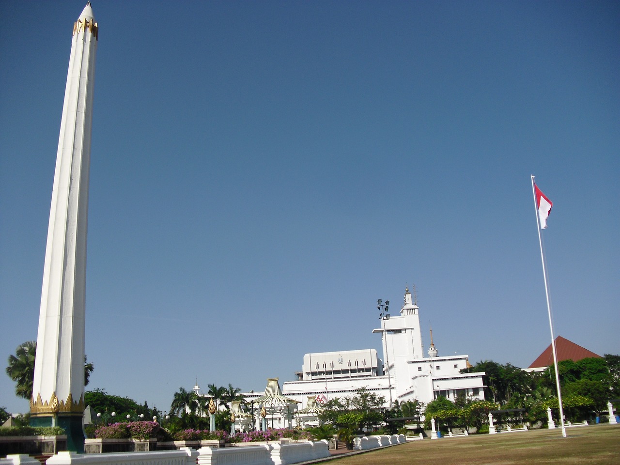 Tugu Pahlawan, tonggak peringatan perjuangan arek-arek Suroboyo yang diharapkan semangatnya akan tetap abadi sepanjang masa