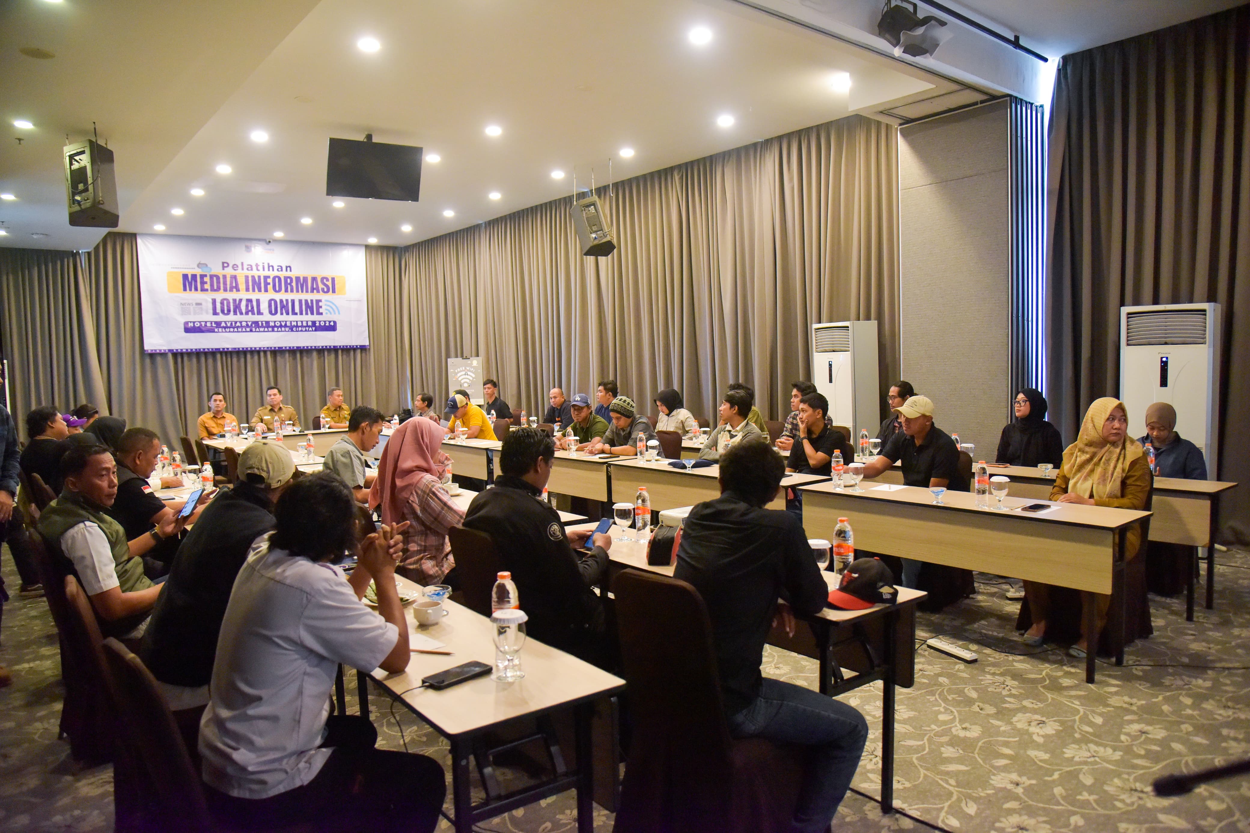 Pemerintah Kota Tangerang Selatan melalui Dinas Komunikasi dan Informasi (Diskominfo) menggelar Pelatihan Media Informasi di Hotel Aviary, pada Senin (11/11/2024). (Dok. Humas)