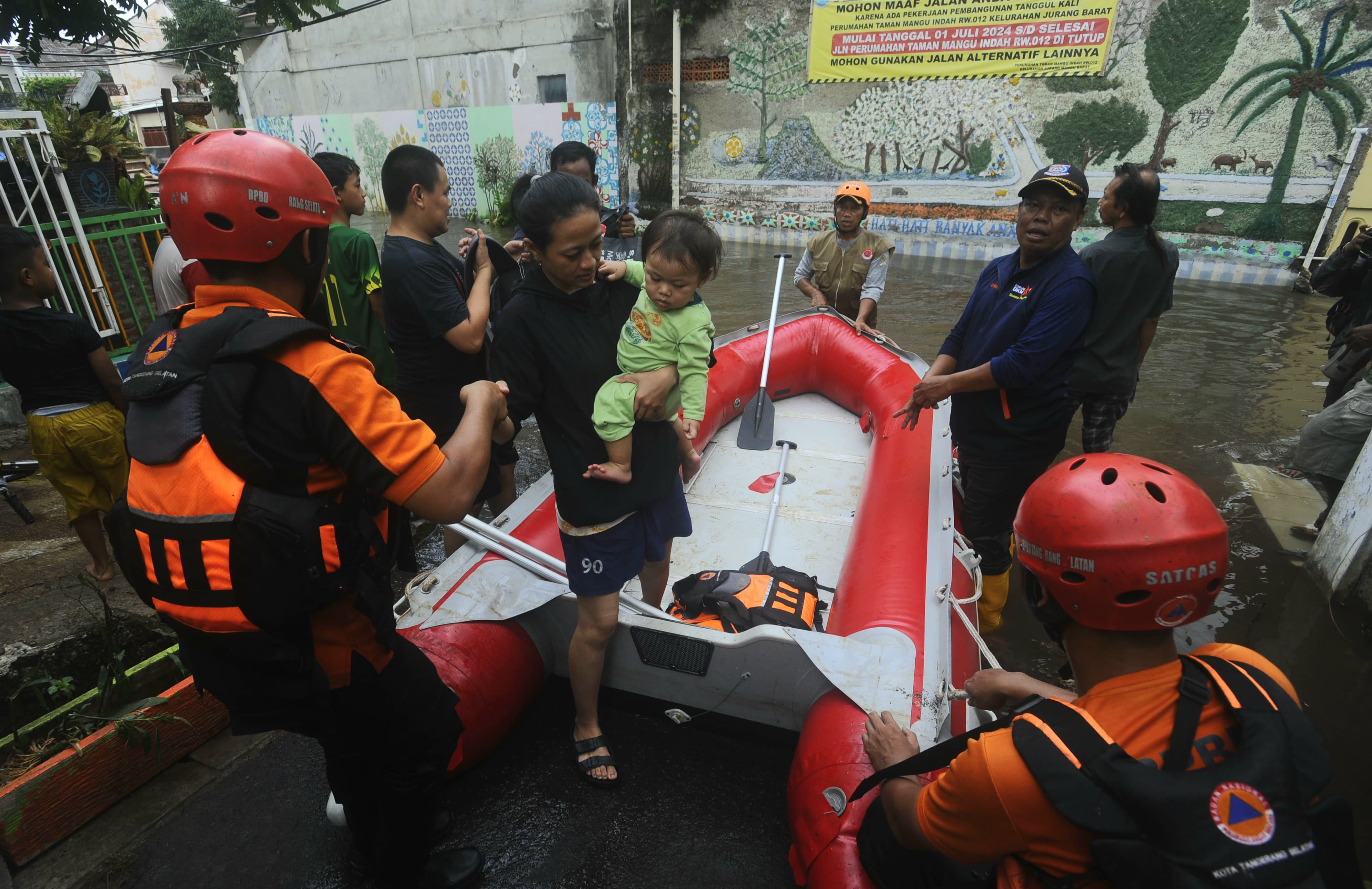 Tim SAR Badan Penanggulangan Bencana Daerah (BPBD) Tangsel mengevakuasi warga lansia sakit saat banjir menggenangi ratusan kk di Perumahan Taman Mangu, Tangerang Selatan, Banten, Selasa (12/11/2024).