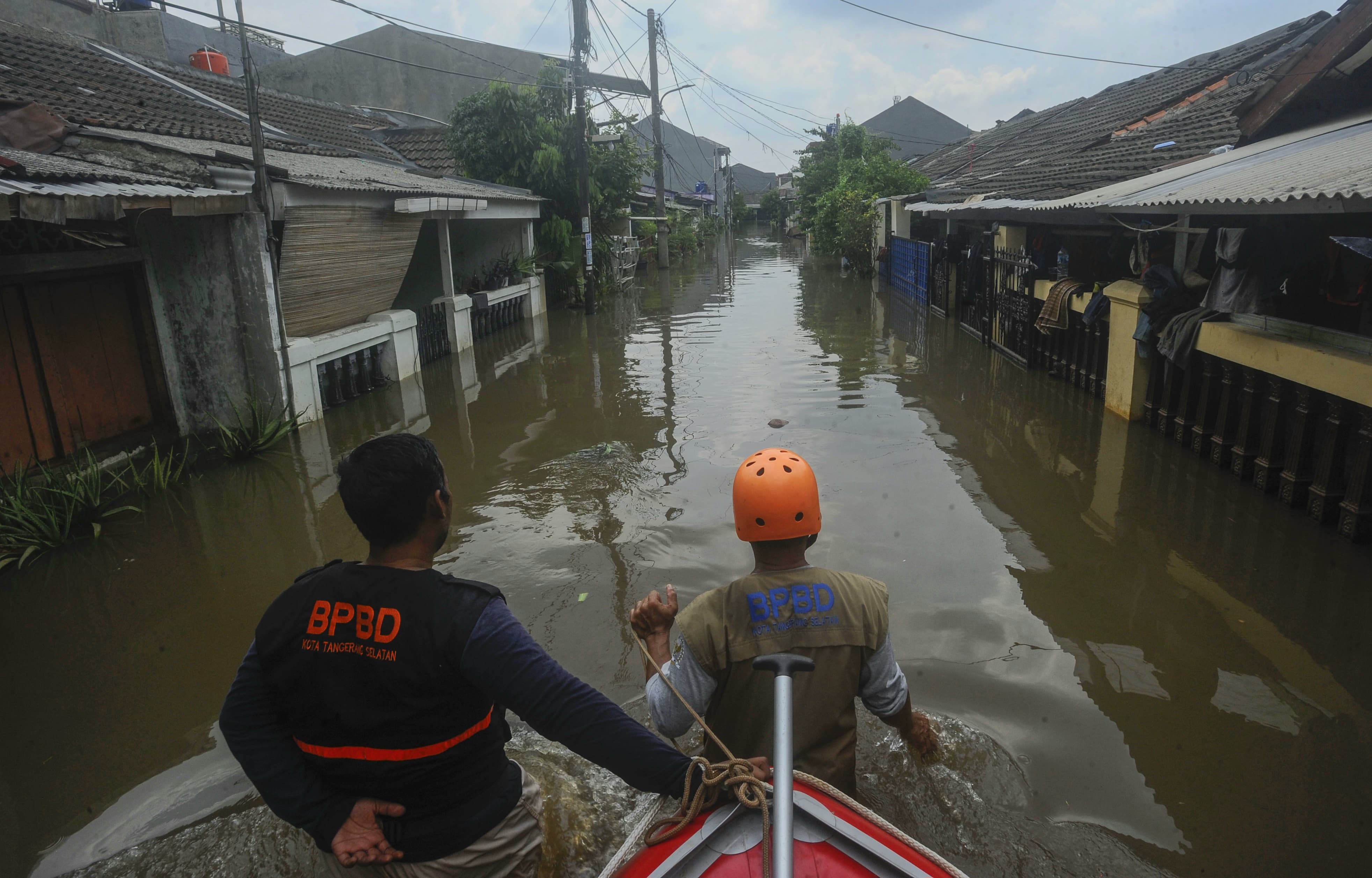 Tim SAR Badan Penanggulangan Bencana Daerah (BPBD) Tangsel mengevakuasi warga lansia sakit saat banjir menggenangi ratusan kk di Perumahan Taman Mangu, Tangerang Selatan, Banten, Selasa (12/11/2024).