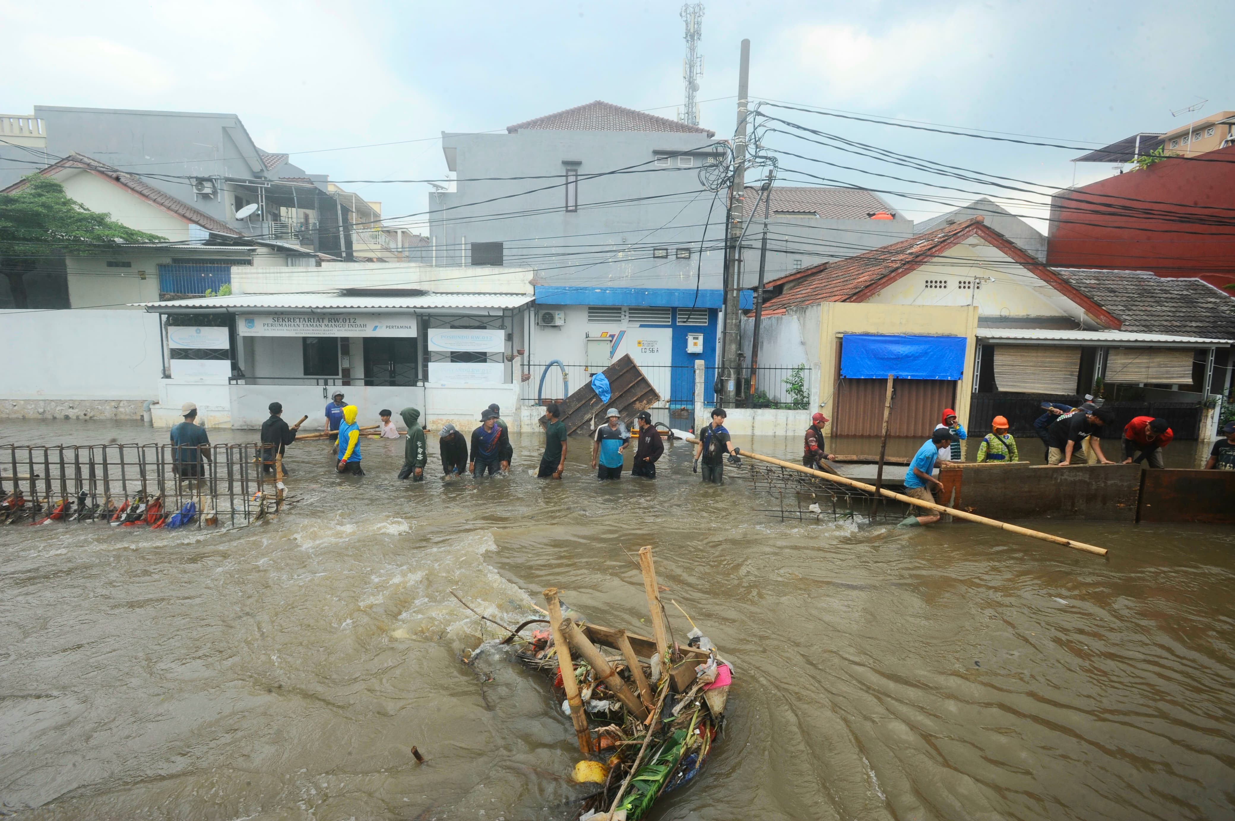 Tim SAR Badan Penanggulangan Bencana Daerah (BPBD) Tangsel mengevakuasi warga lansia sakit saat banjir menggenangi ratusan kk di Perumahan Taman Mangu, Tangerang Selatan, Banten, Selasa (12/11/2024).