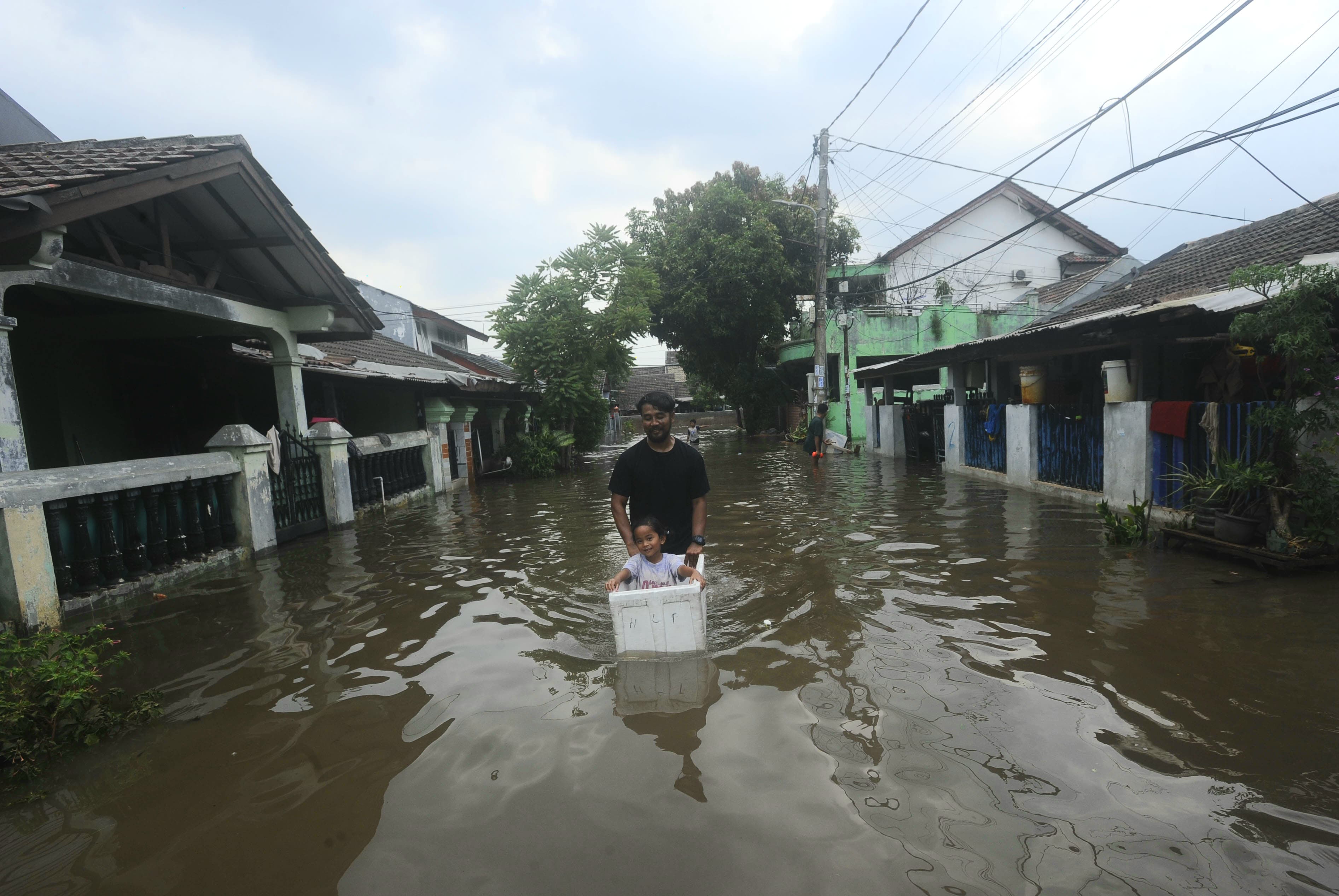 Tim SAR Badan Penanggulangan Bencana Daerah (BPBD) Tangsel mengevakuasi warga lansia sakit saat banjir menggenangi ratusan kk di Perumahan Taman Mangu, Tangerang Selatan, Banten, Selasa (12/11/2024).