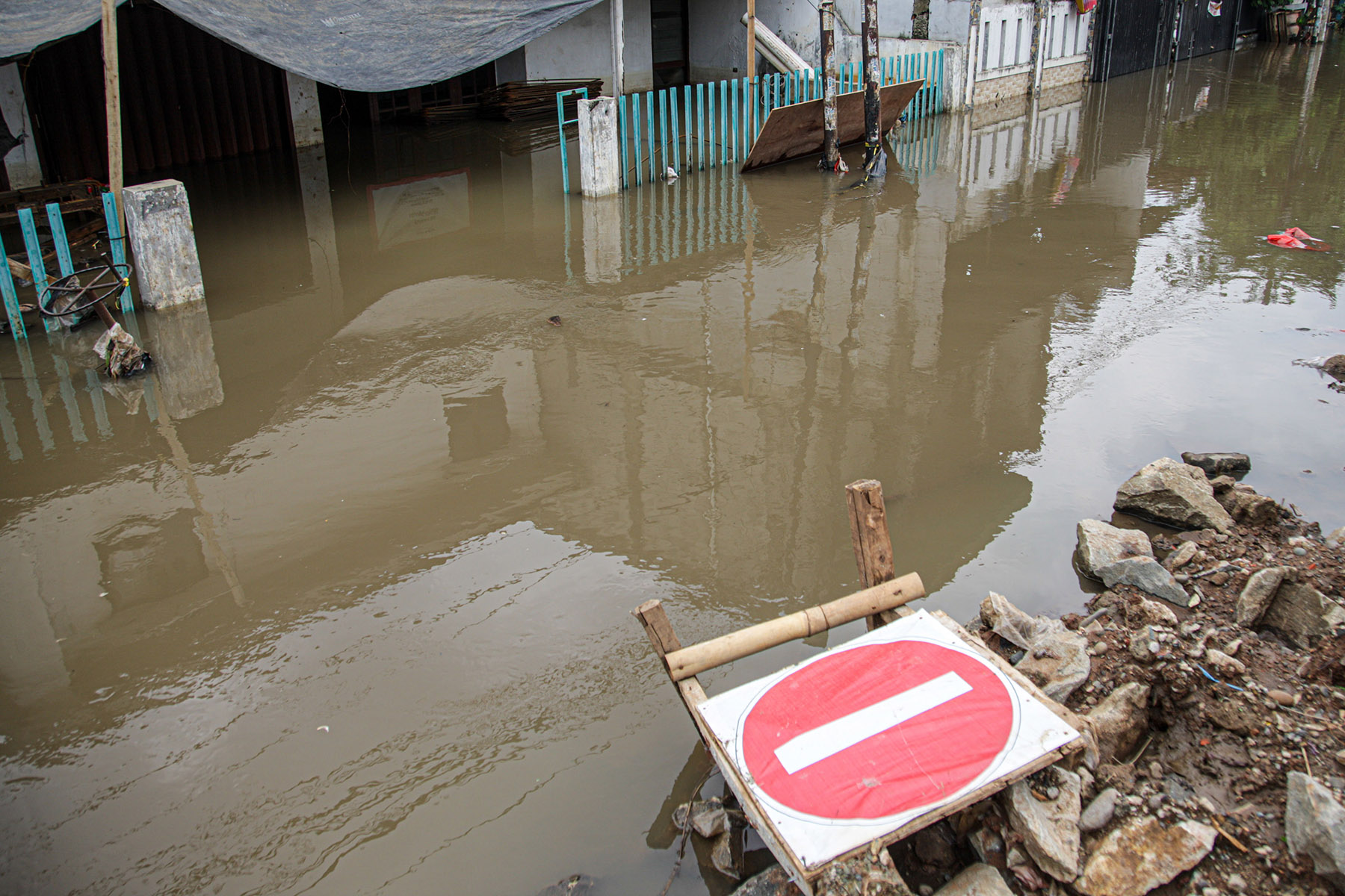 Sejumlah warga beraktifitas saat banjir menerjang Perumahan Taman Mangu Indah, Jurangmangu Barat, Pondok Aren, Tangerang Selatan, Selasa (12/11/2024).