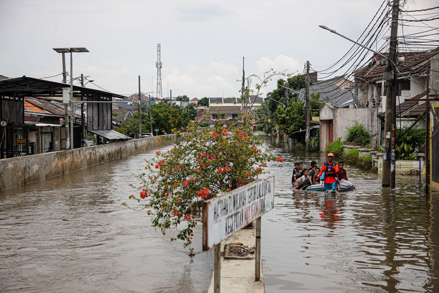 Sejumlah warga beraktifitas saat banjir menerjang Perumahan Taman Mangu Indah, Jurangmangu Barat, Pondok Aren, Tangerang Selatan, Selasa (12/11/2024). Banjir disebabkan proyek tanggul kali yang jebol sehingga tidak kuat menahan debit air hujan tersebut be