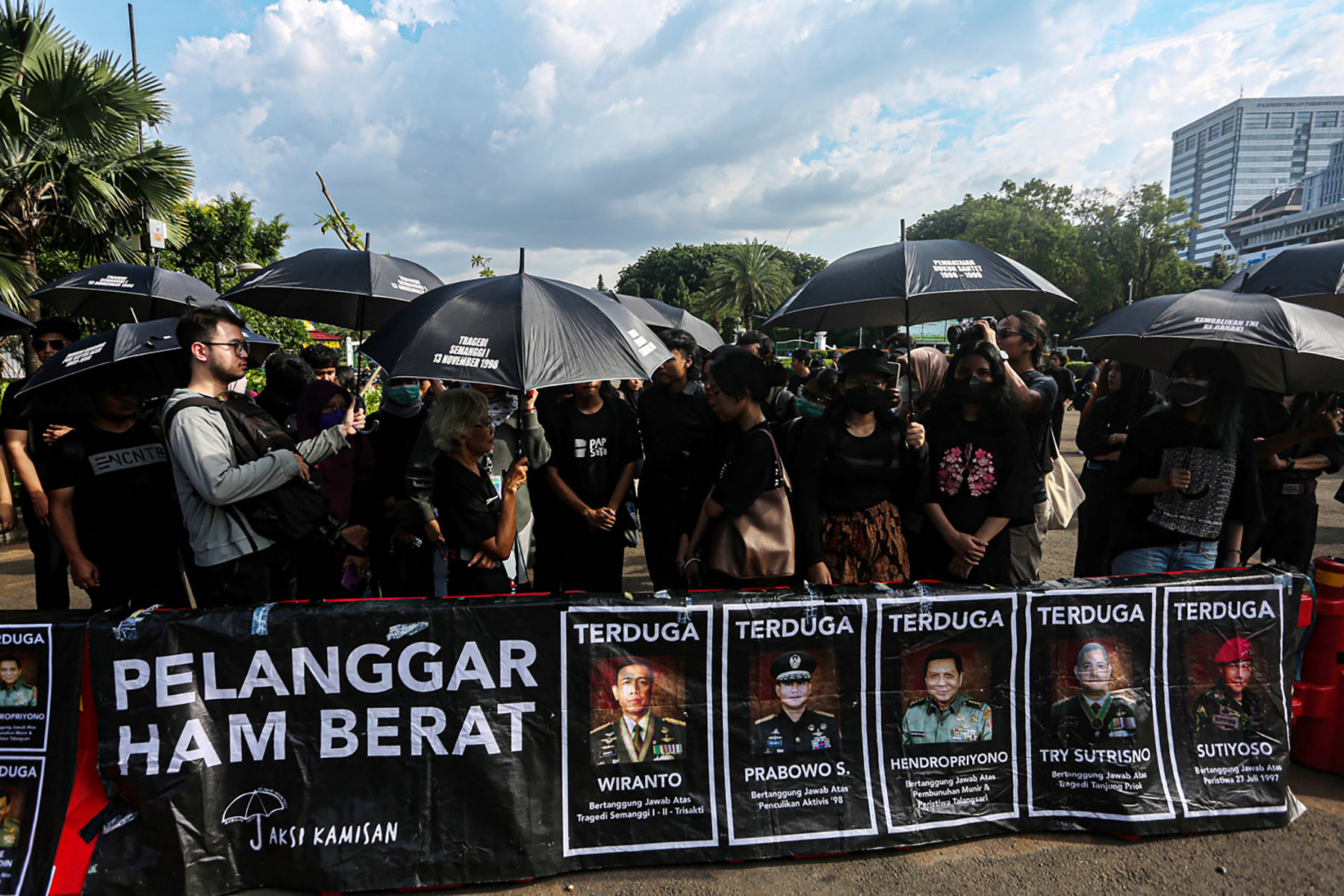 Aktivis yang tergabung dalam Jaringan Solidaritas Korban untuk Keadilan (JSKK) mengikuti Aksi Kamisan di seberang Istana Negara, Jakarta (22/2/2024). Aksi ini menuntut kejelasan HAM kasus Semanggi.