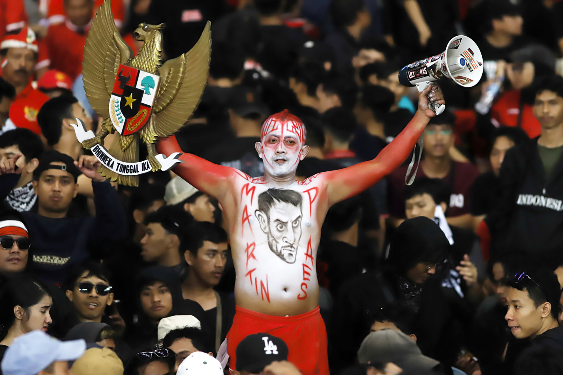 Suporter memberi dukungan dukungan untuk Timnas Indonesia saat bertanding melawan Timnas Australia pada laga Grup C putaran ketiga Kualifikasi Piala Dunia 2026 Zona Asia di Stadion Utama Gelora Bung Karno, Senayan, Jakarta, Selasa (10/9/2024).  (Dery Ridw