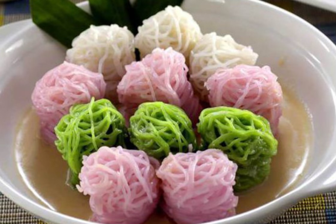 Kue putu mayang khas Betawi dengan kuah kinca