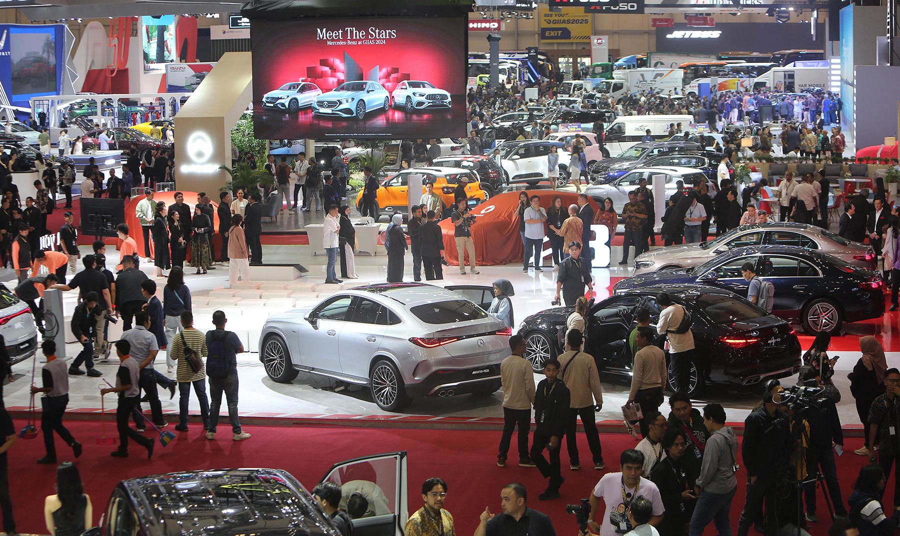 Suasana pameran automotif Gaikindo Indonesia Internasional Auto Show (GIIAS) 2024 di Indonesia Convention Exhibition (ICE) BSD, Serpong, Kabupaten Tangerang, Banten, Rabu (17/7/2024).