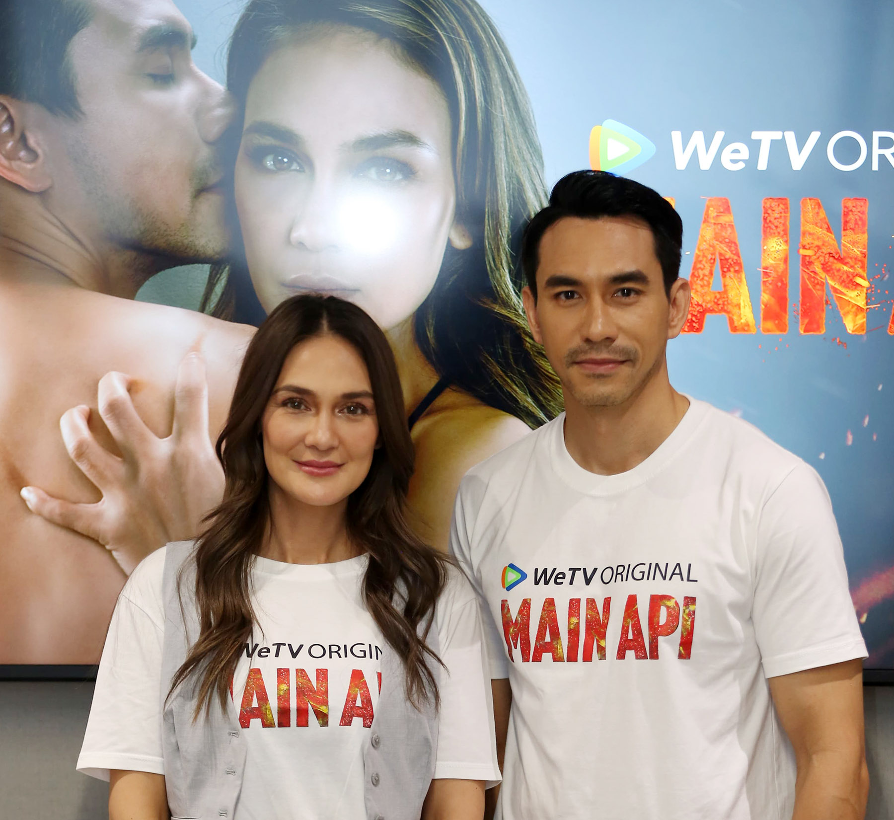 Luna Maya (kiri) dan Darius Sinathrya di kawasan Jakarta Pusat (13/11). Serial Main Api yang tayang pada 29 November berkisah tentang Alex (Darius) yang bertemu Nadine (Luna) di Bali.