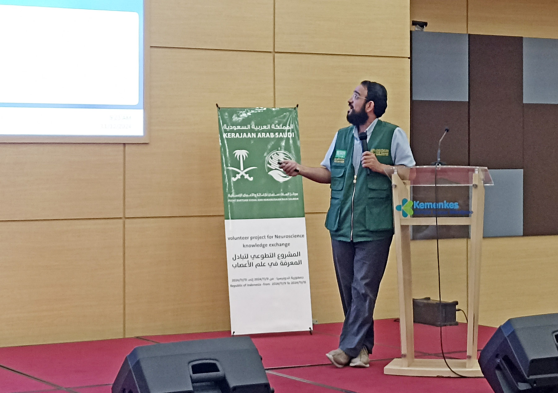 Delegasi dokter dari Arab Saudi menyampaikan paparan di RS Pusat Otak Nasional (RSPON) di Jakarta (12/11). Hilmi/Jawa Pos