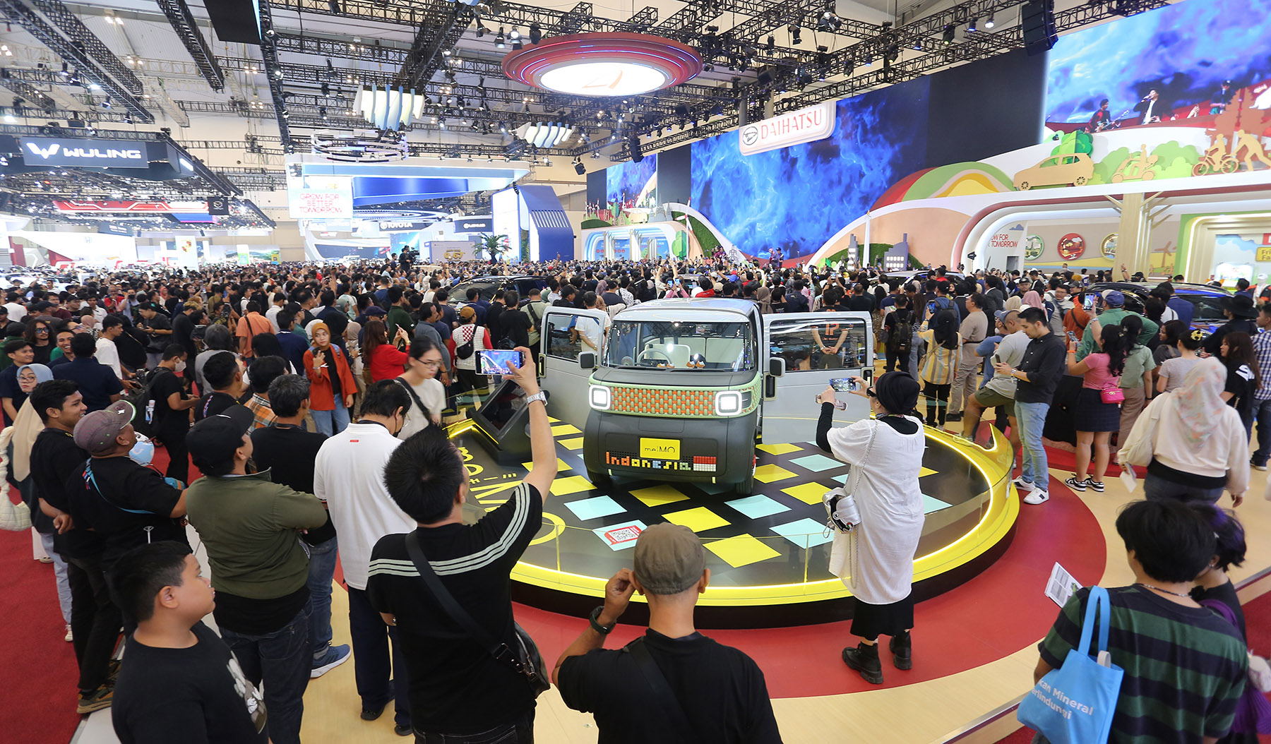 Suasana hari terakhir sekaligus penutupan gelaran pameran Gaikindo Indonesia International Auto Show (GIIAS) 2024 di ICE BSD City, Tangerang, Minggu (28/7/2024). araan Bermotor Indonesia (Gaikindo) Yohannes Nangoi. Perkiraan angka penjualan itu didasarkan