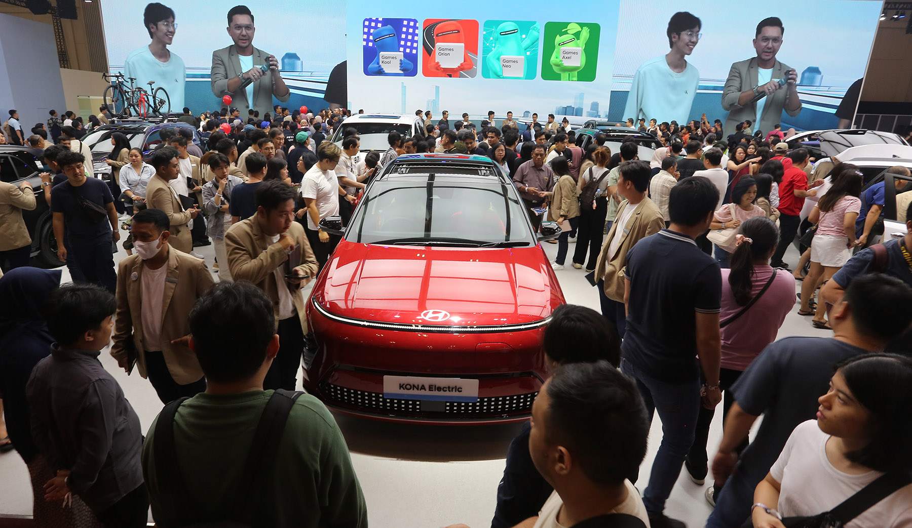 Suasana hari terakhir sekaligus penutupan gelaran pameran Gaikindo Indonesia International Auto Show (GIIAS) 2024 di ICE BSD City, Tangerang, Minggu (28/7/2024).
