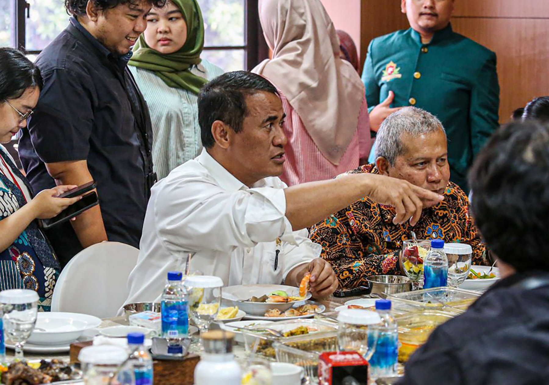 Menteri Pertanian (Mentan) Andi Amran Sulaiman Enggan Didoorstop, Malah Ngajak Makan Siang.