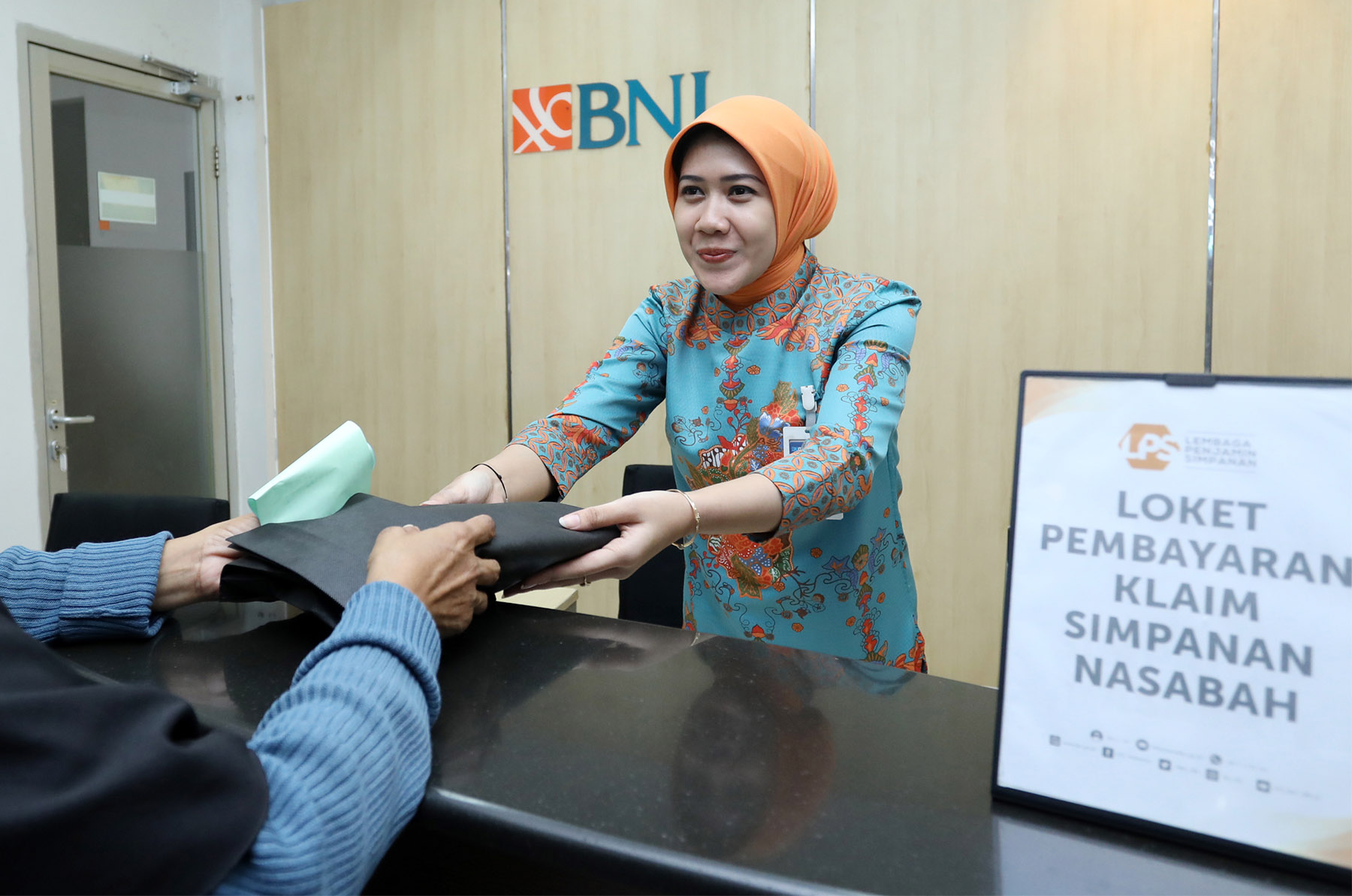 Ilustrasi nasabah di BNI. (Dok. Jawa Pos)