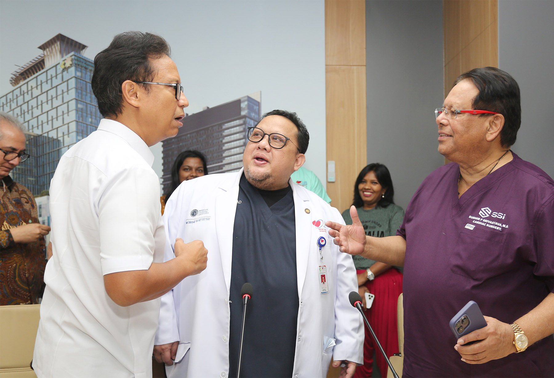 Menteri Kesehatan Budi Gunadi Sadikin (kiri) bersama Direktur Utama RSJPD Harapan Kita dr. Iwan Dakota (tengah) dan Sudhir Prem Srivastava , MD (kanan) berbincang usai memberikan keterangan hasil proses operasi bedah jantung menggunakan metode robotik per