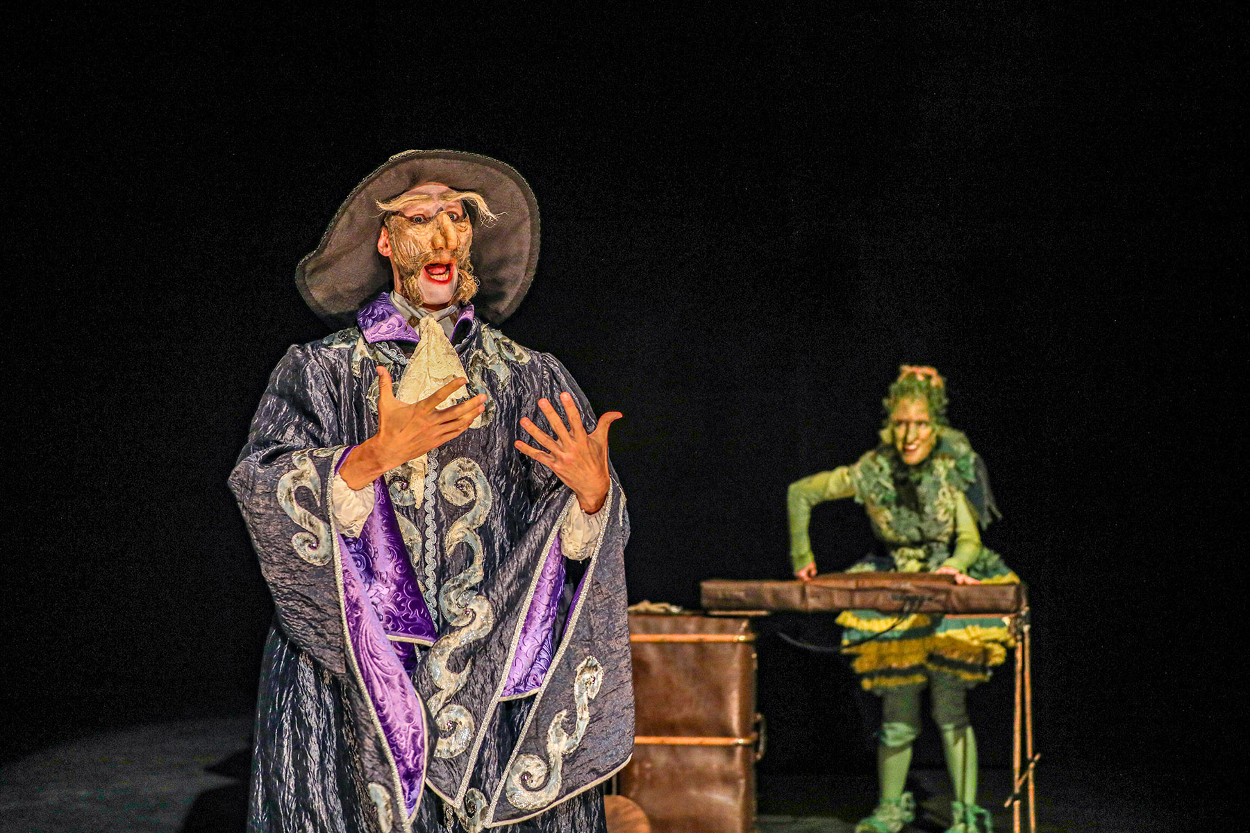Seniman asal Jerman yang tergabung dalam Tiny Colossus Productions menampilkan pentas bertajuk Foolish Doom di Teater Salihara, Jakarta, Jumat (8/11/2024). Pentas tersebut mengangkat kisah tentang petualangan seorang penyihir maha kuat bernama Burnhart da