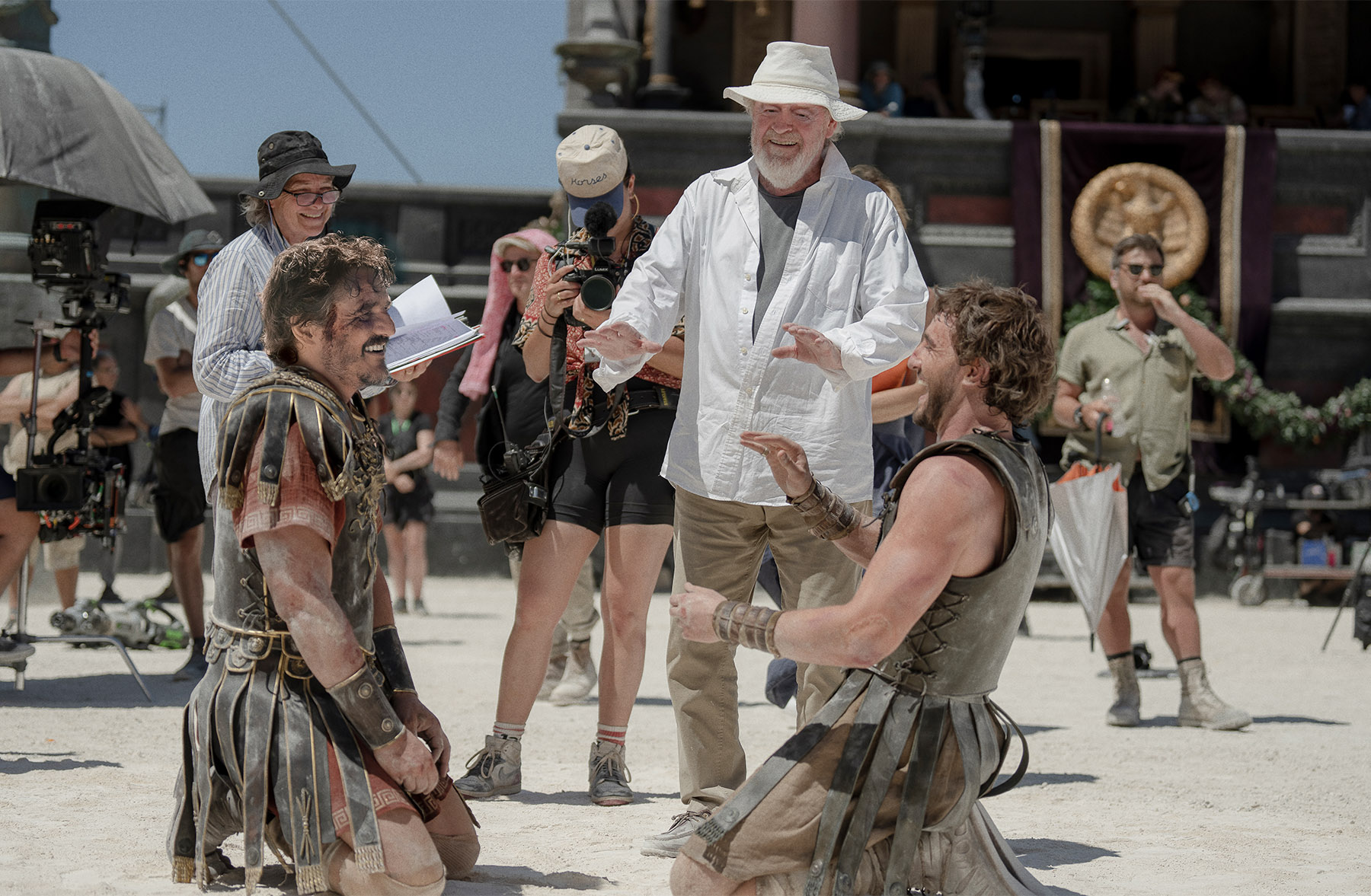 Pedro Pascal, Sutradar Ridley Scott dan Paul Mescal dalam set film Gladiator II.