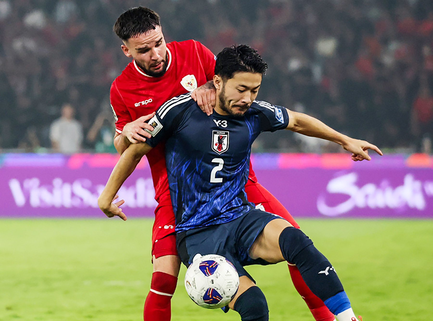 Pesepak bola Timnas Indonesia Calvin Verdonk berhadapan dengan pemain Timnas Jepang Yukinari Sugawara pada pertandingan Grup C putaran ketiga Kualifikasi Piala Dunia 2026 Zona Asia di Stadion Utama Gelora Bung Karno, Senayan, Jakarta, Jumat (15/11/2024).