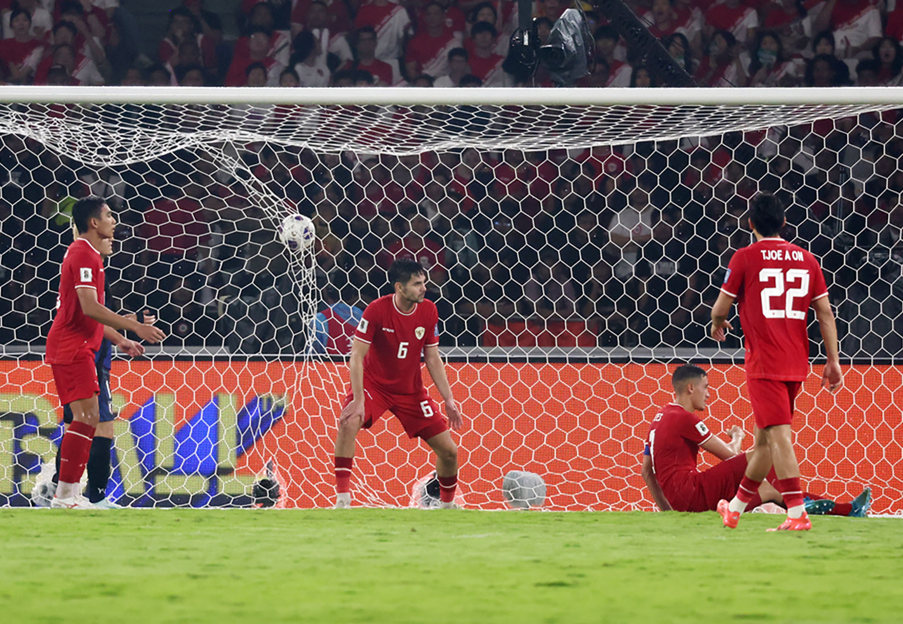 Gawang timnas Indonesia dibobol Timnas Jepang pada pertandingan Grup C putaran ketiga Kualifikasi Piala Dunia 2026 Zona Asia di Stadion Utama Gelora Bung Karno, Senayan, Jakarta, Jumat (15/11/2024).  (Dery Ridwansah/ JawaPos.com)