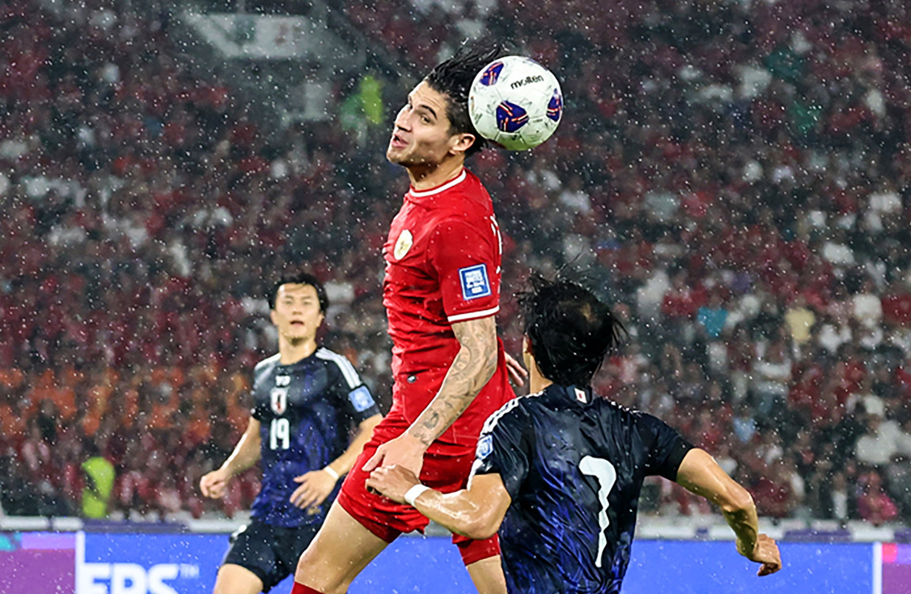 Pesepak bola Timnas  Indonesia Kevin Diks (Tengah) saat berduel udara dengan pemain Timnas Jepang Kaoru Mitoma pada pertandingan Grup C putaran ketiga Kualifikasi Piala Dunia 2026 Zona Asia di Stadion Utama Gelora Bung Karno, Senayan, Jakarta, Jumat (15/1