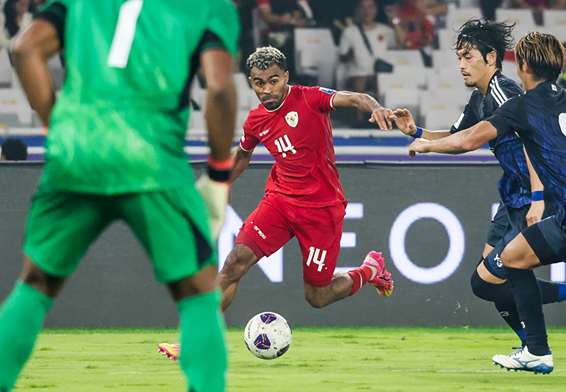Pesepak bola Timnas Indonesia Yacob Sayuri (tengah) berusaha melewati hadangan dua pesepak bola Jepang Hidemasa Morita (kanan) dan Koki Machida saat bertanding dalam laga Grup C Babak Ketiga Kualifikasi Piala Dunia 2026 di Stadion Utama Gelora Bung Karno